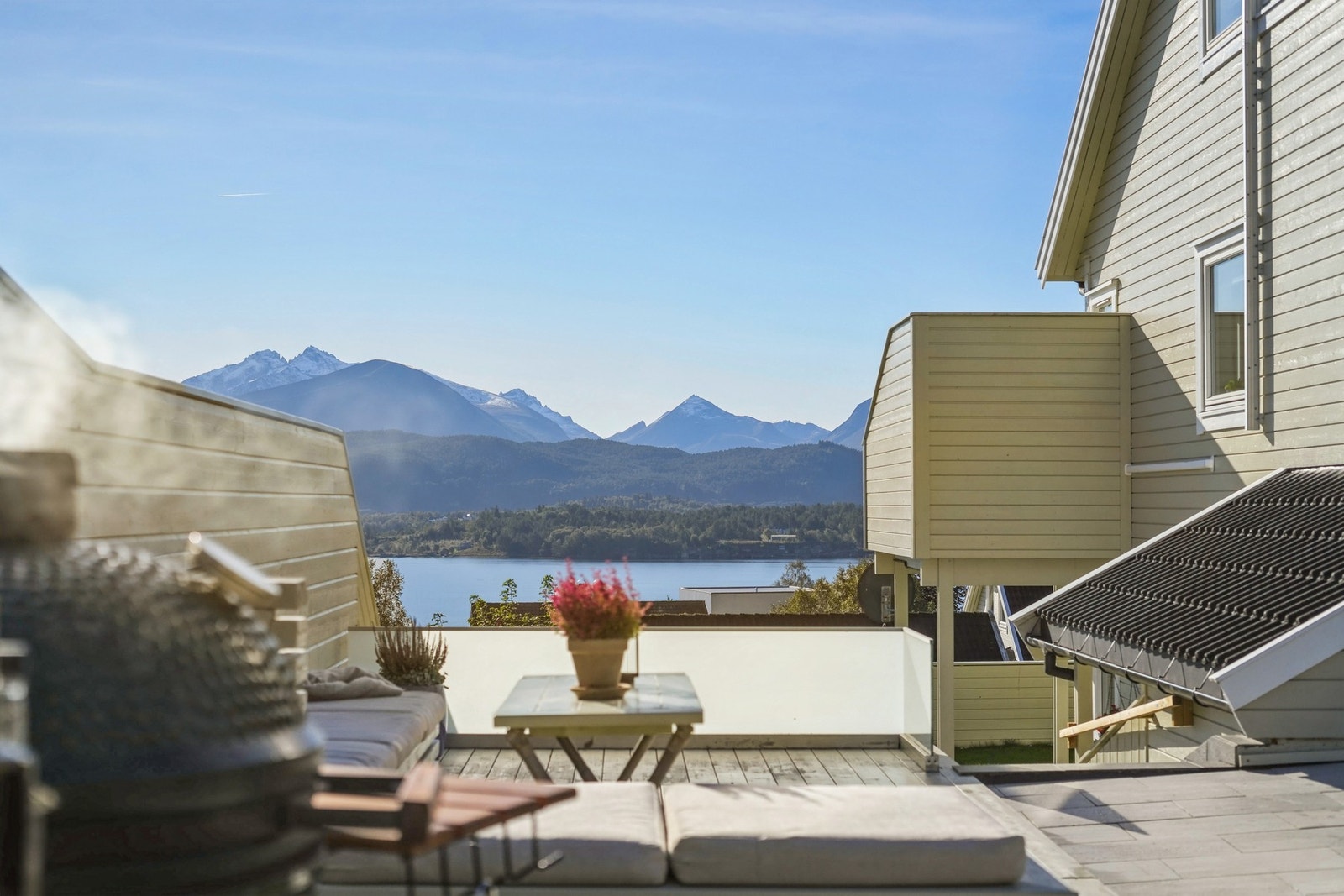 Sørvendt beliggenhet med gode sol- og utsiktsforhold. Galleribilde