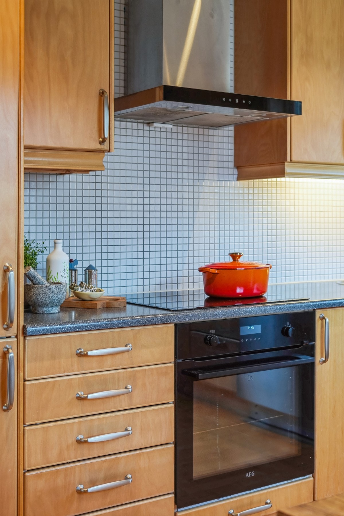 Utskifting av platetopp og komfyr i 2023 og lagt opp ny kurs som støtter induksjonstopp. Kjøkkenventilator med avtrekk ut. Galleribilde