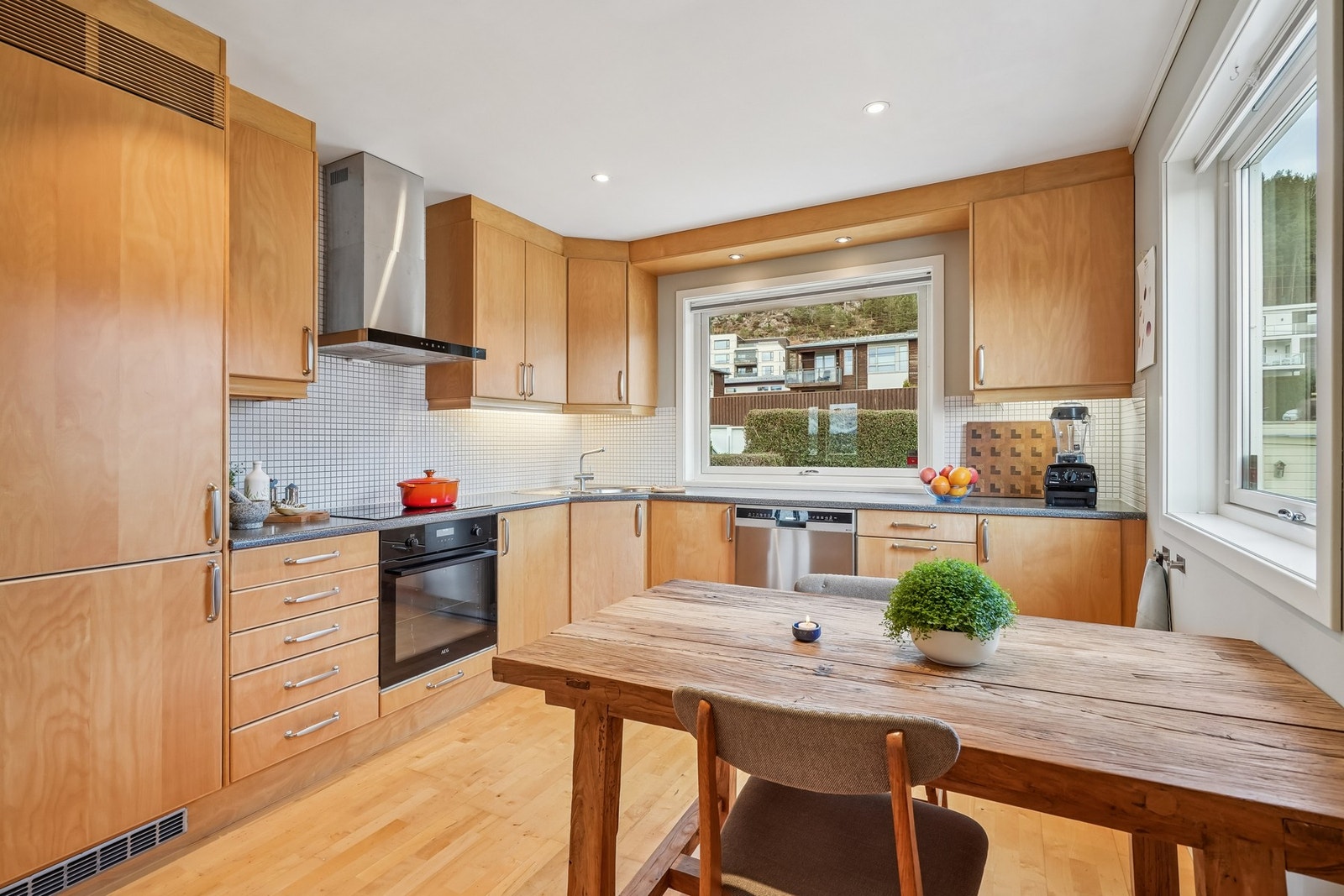 Kjøkkenet har velholdt innredning, velutstyrt og romslig plass. Her er det også installert downlights i himlingen. Galleribilde