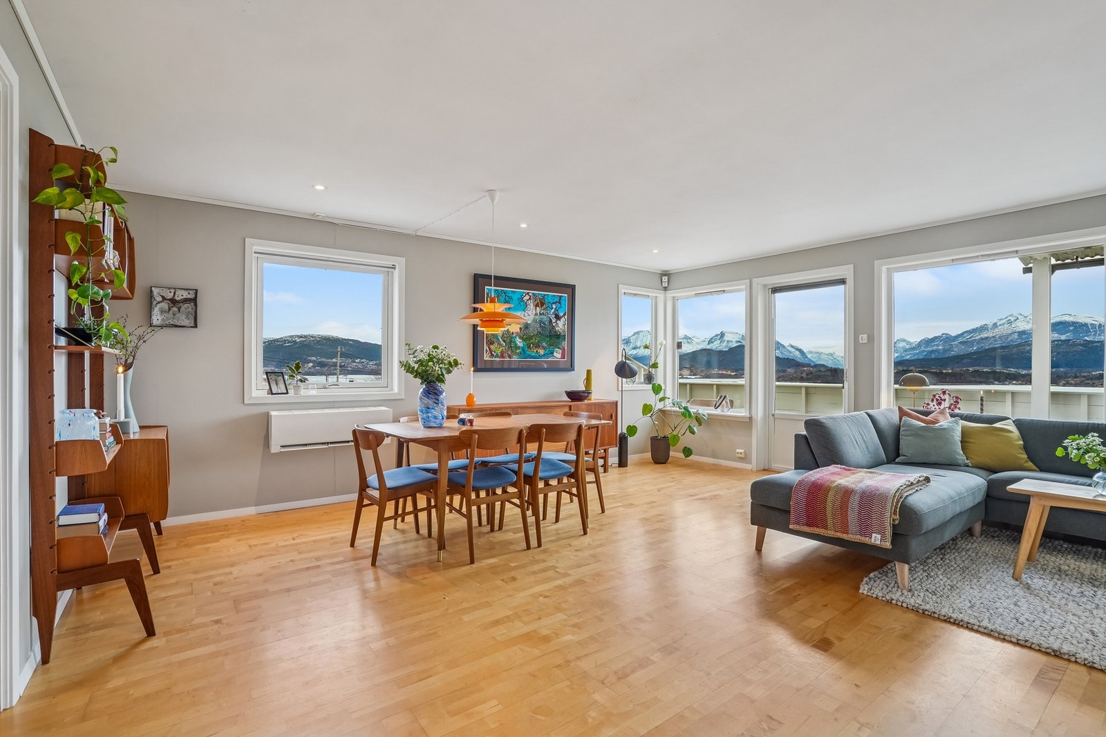 En koselig leilighet over 2. etasjer og en nydelig utsikt! Galleribilde