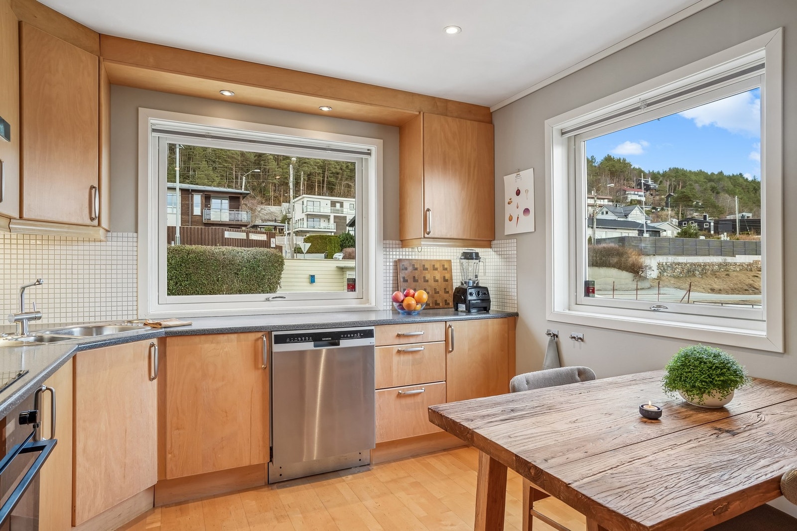 Det er belysning under overskap og downlights i innredningen. Det kommer godt med naturlig lys inn fra vindusflatene mot nord og øst. Galleribilde