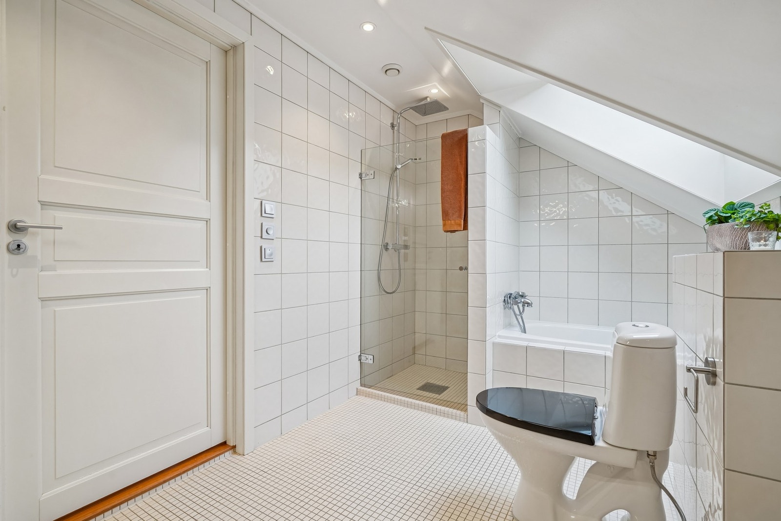 Badet på loftet har byttet toalett, servantskap, vask og dusjsett. Mekanisk avtrekk. Galleribilde