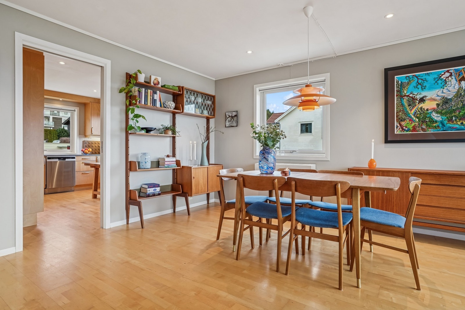 Det er god plass til et spisebord i stuen og fin sammenheng mellom stue og kjøkken. Galleribilde