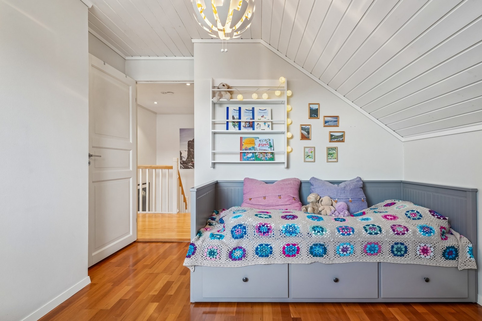 Koselig barnerom med god plass til stor seng og nattbord. Galleribilde