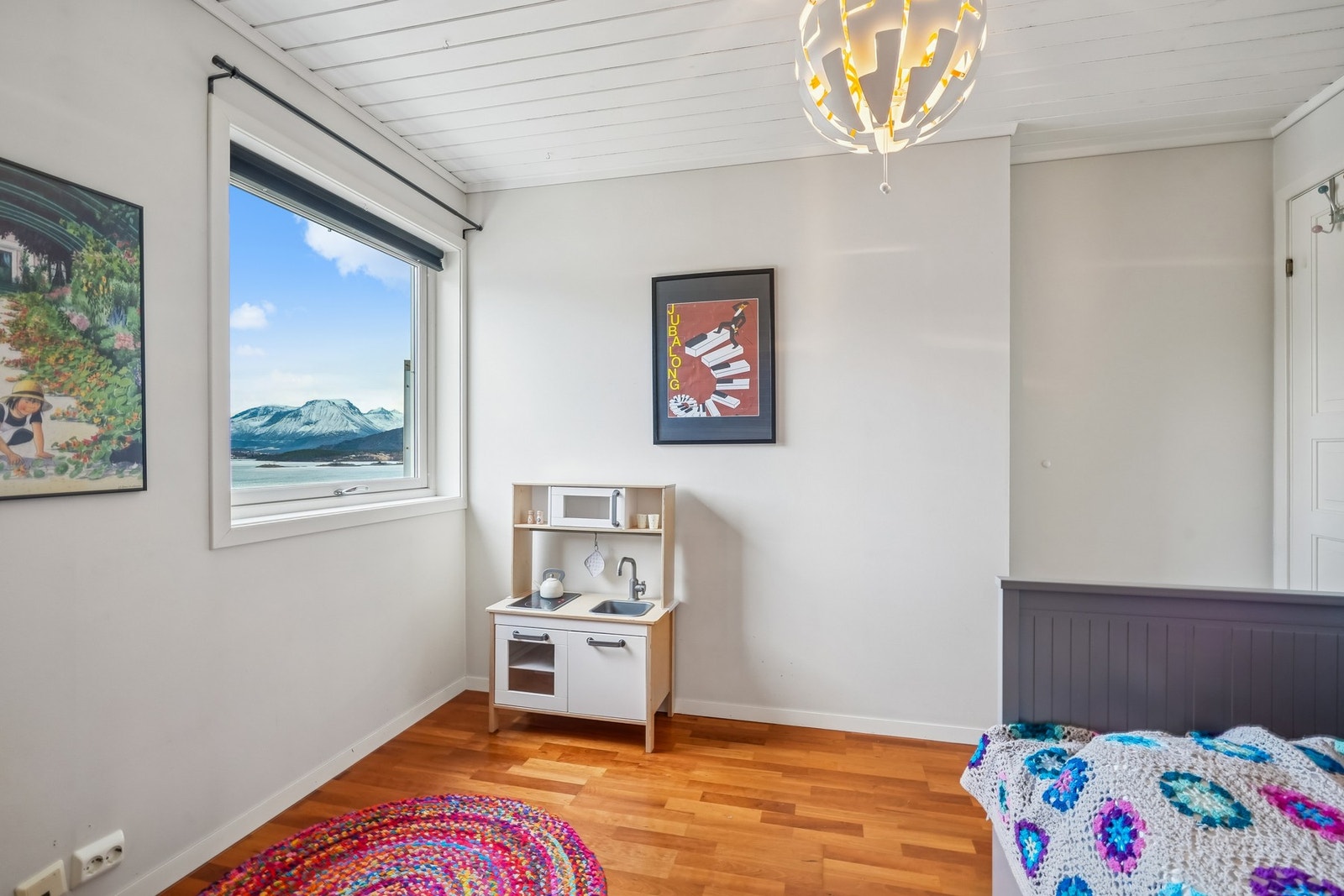 Det er parkett på gulvet og på veggene er det malte slette flater. Vindu mot øst. Galleribilde