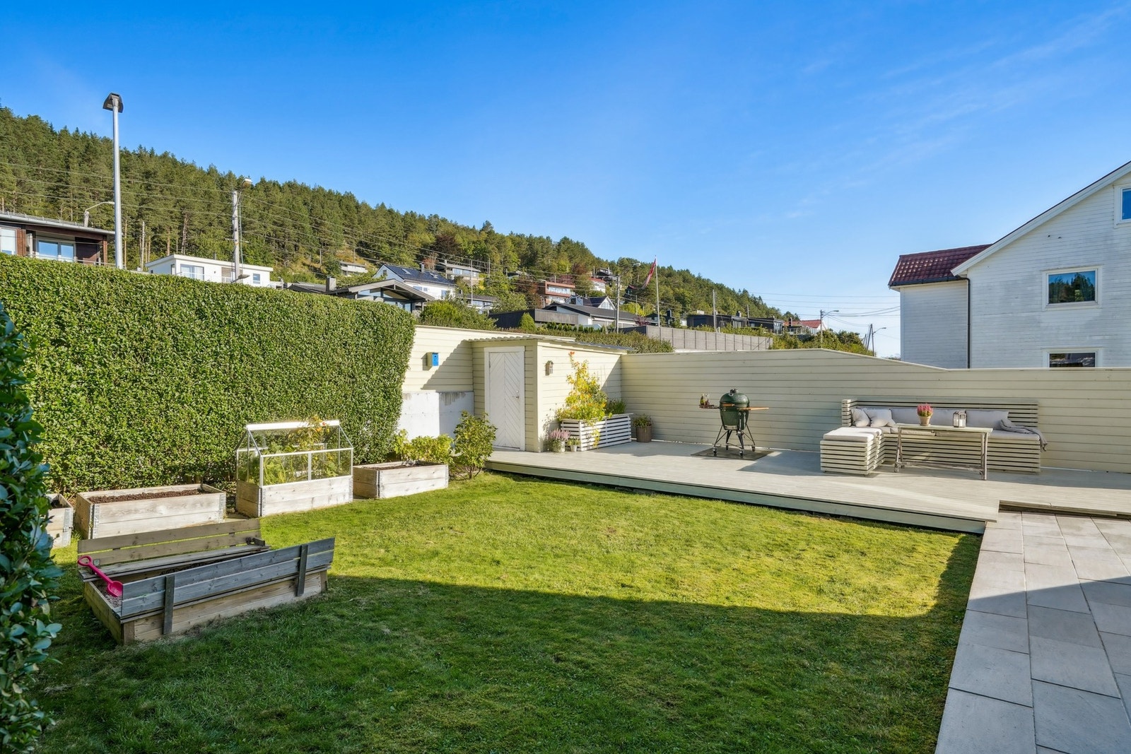 Solrik og skjermet uteplass med god plass til både spisegruppe og sofakrok og grill. Galleribilde