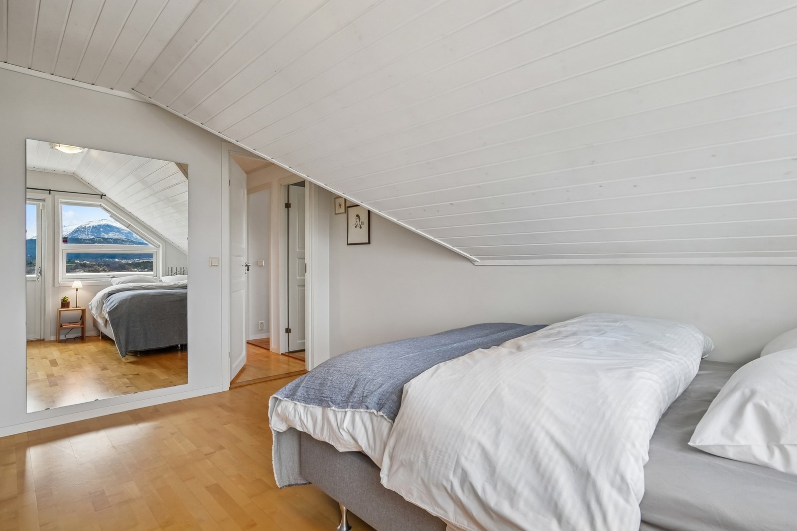 Det er parkett på gulvet og på veggene er det malte slette flater. Malt panel i himling og skråtak. Galleribilde