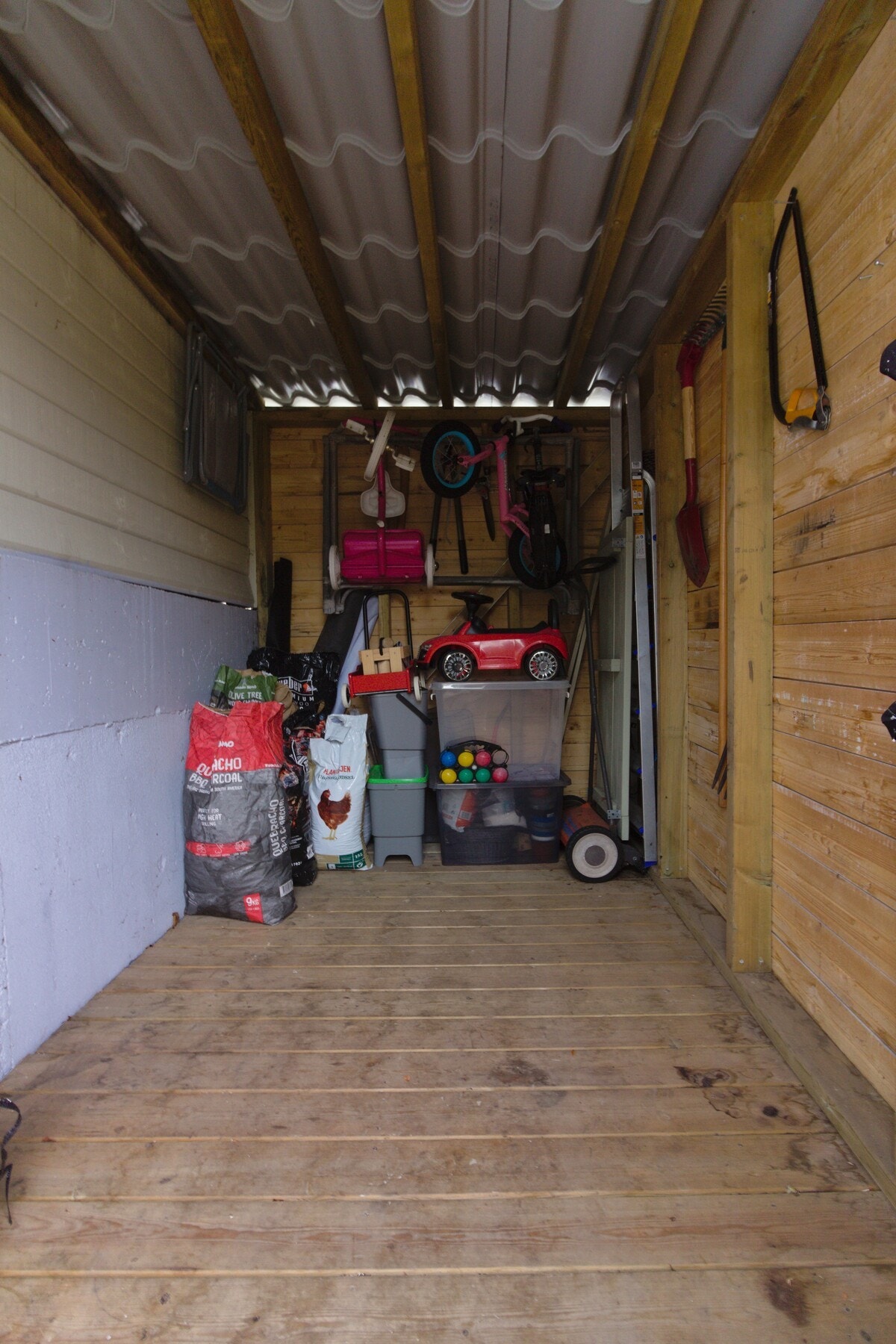 - med plass til oppbevaring av f.eks. plenklipper og hageredskaper. Galleribilde