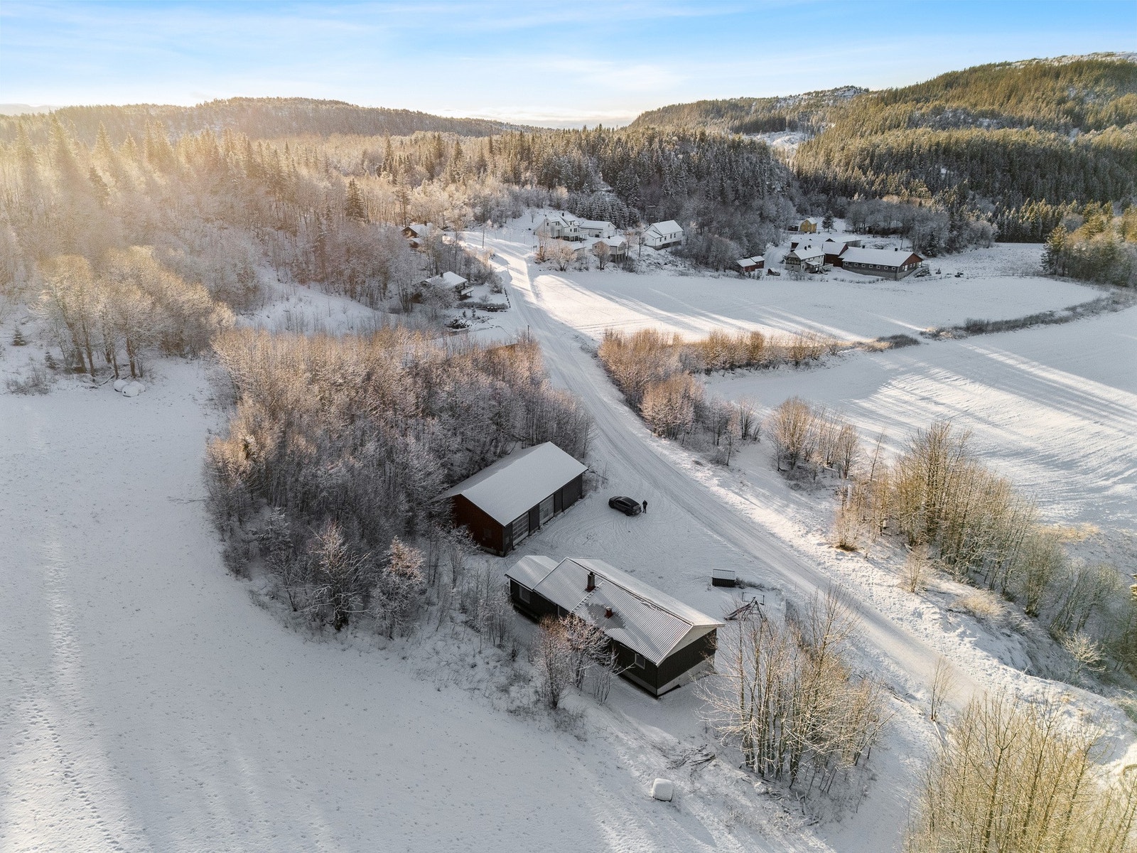 Her bor man i et område med spredt bebyggelse. Perfekt for deg som ikke vil bo i boligfelt. Galleribilde