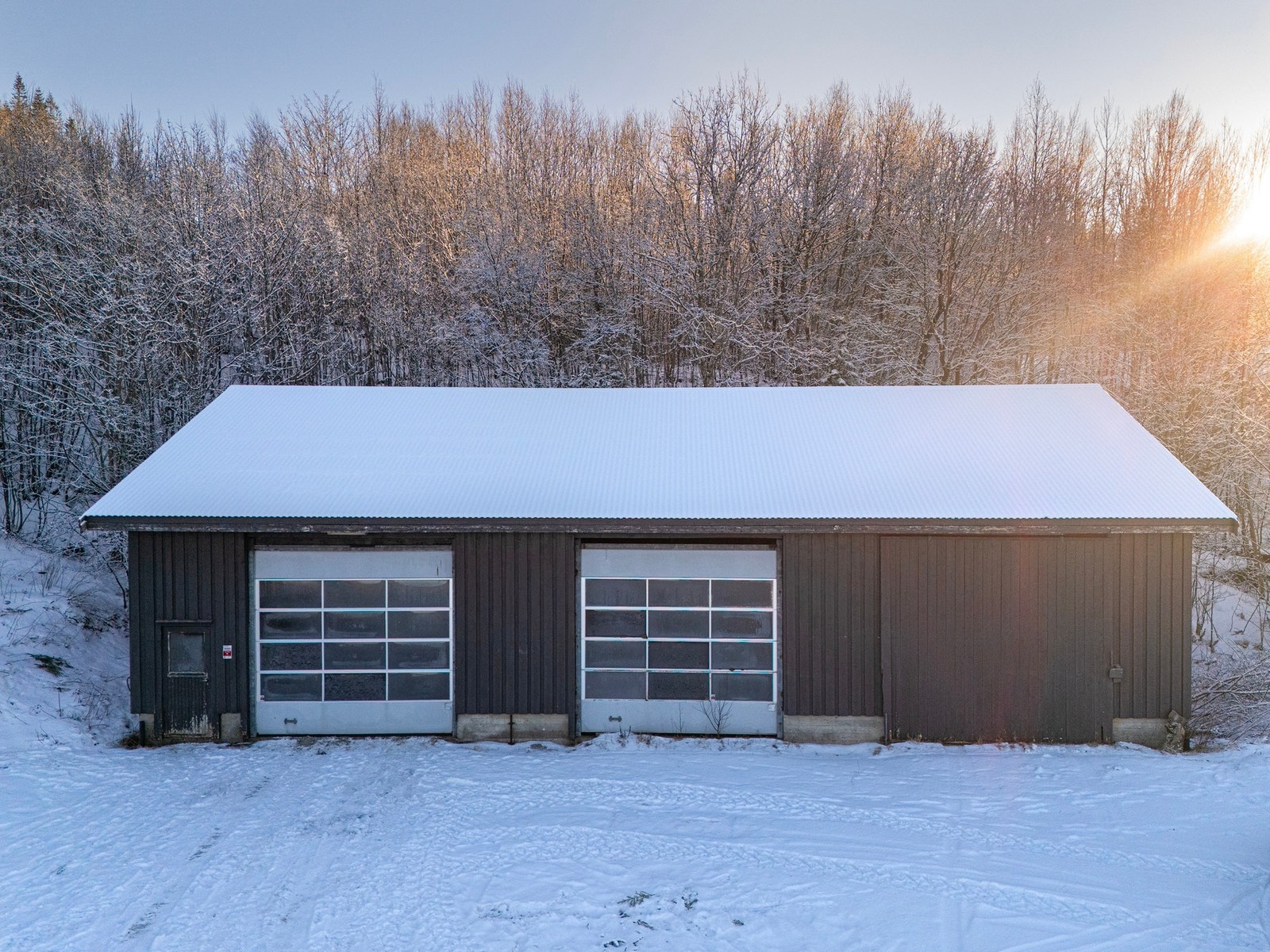 Garasje. Dette må jo være midt i smørøyet for de som er bilinteressert. Eller driver med jakt. Masse plass og masse muligheter. Galleribilde
