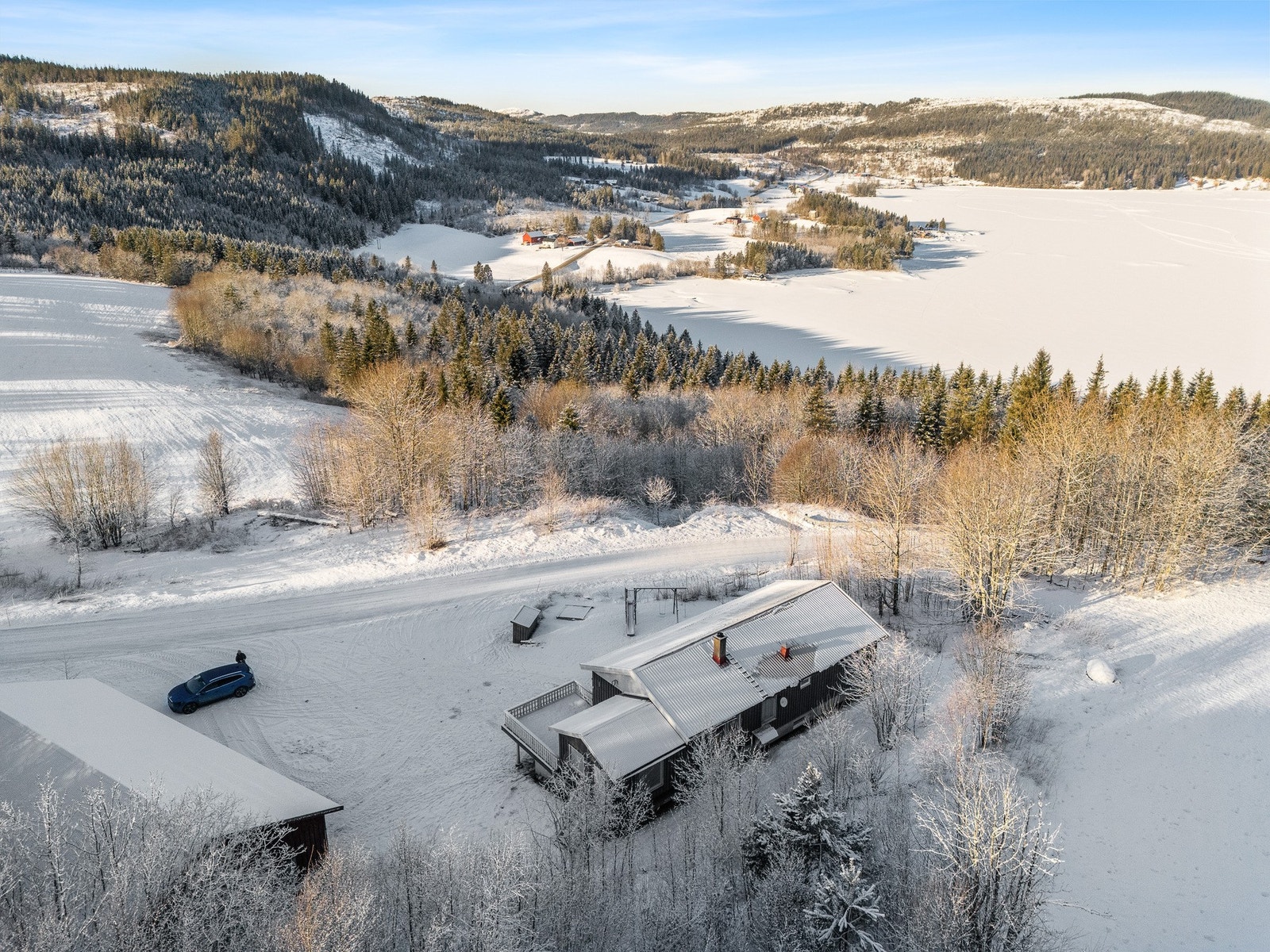 Her ligger man på toppen av bakken og kan speide utover nærområdet og Gjøljavatnet. Galleribilde