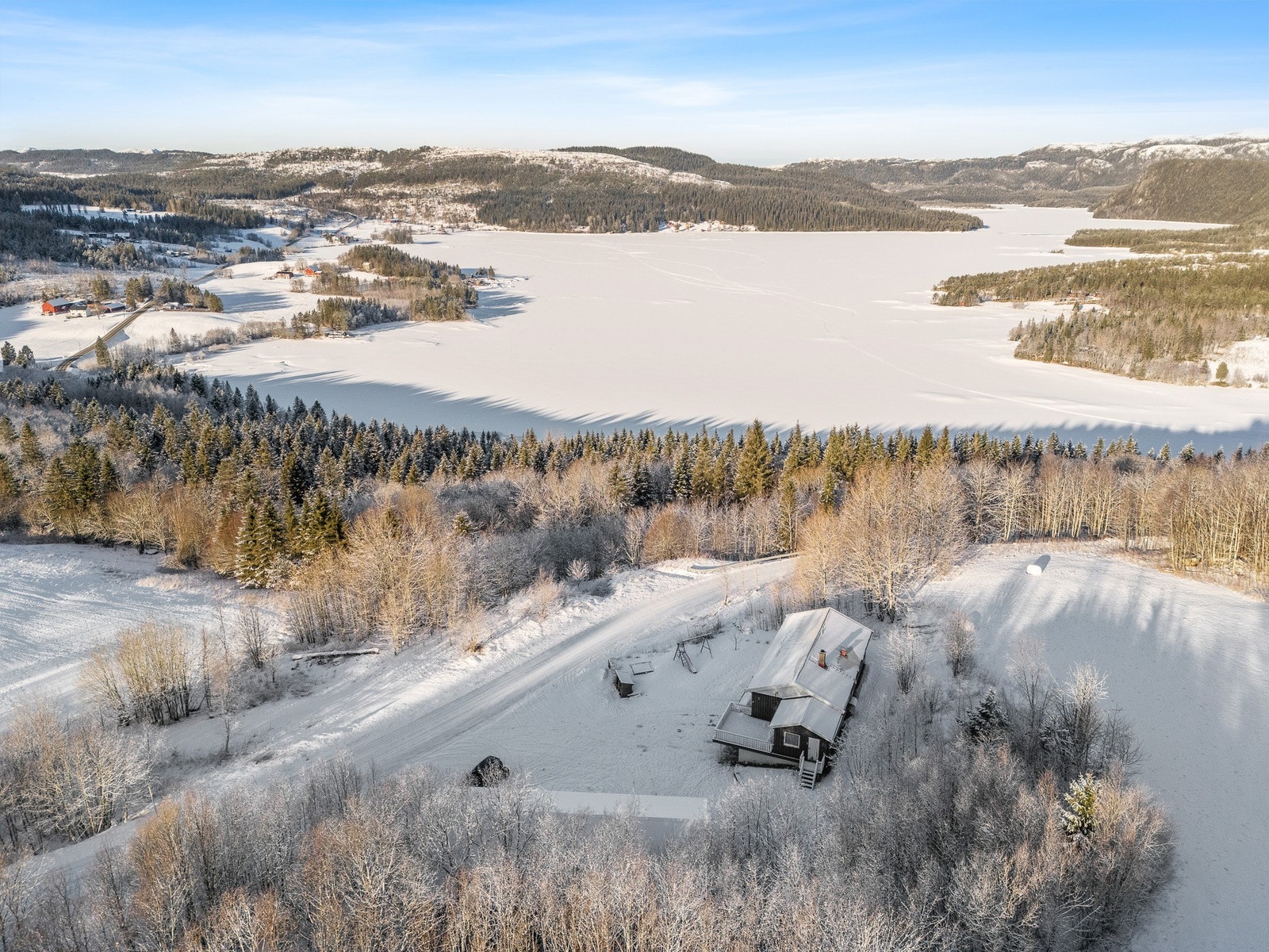 Naturskjønne omgivelser. Med kort vei ned til Gjøljavatnet og samtidig ikke lange turen fra skiløypene på Litjgjølja. Galleribilde