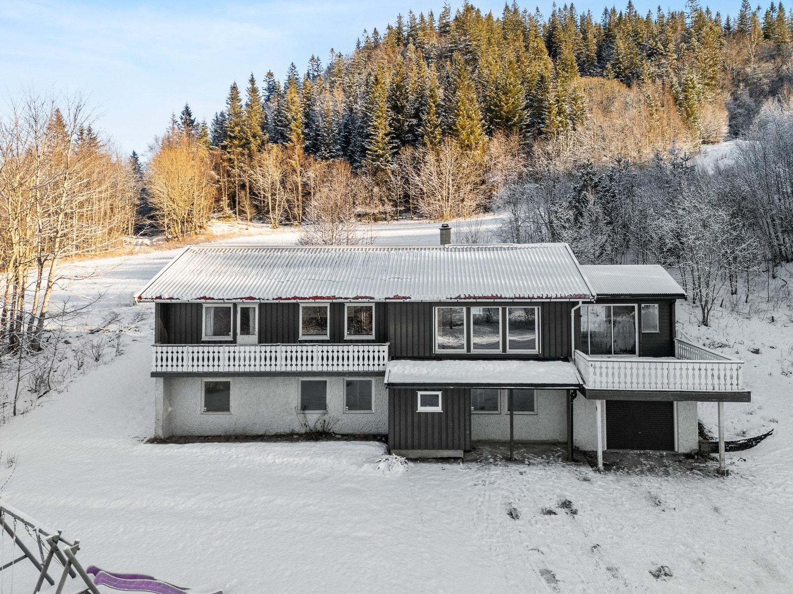 Boligen er fra 1978 og går over 2 plan. Galleribilde