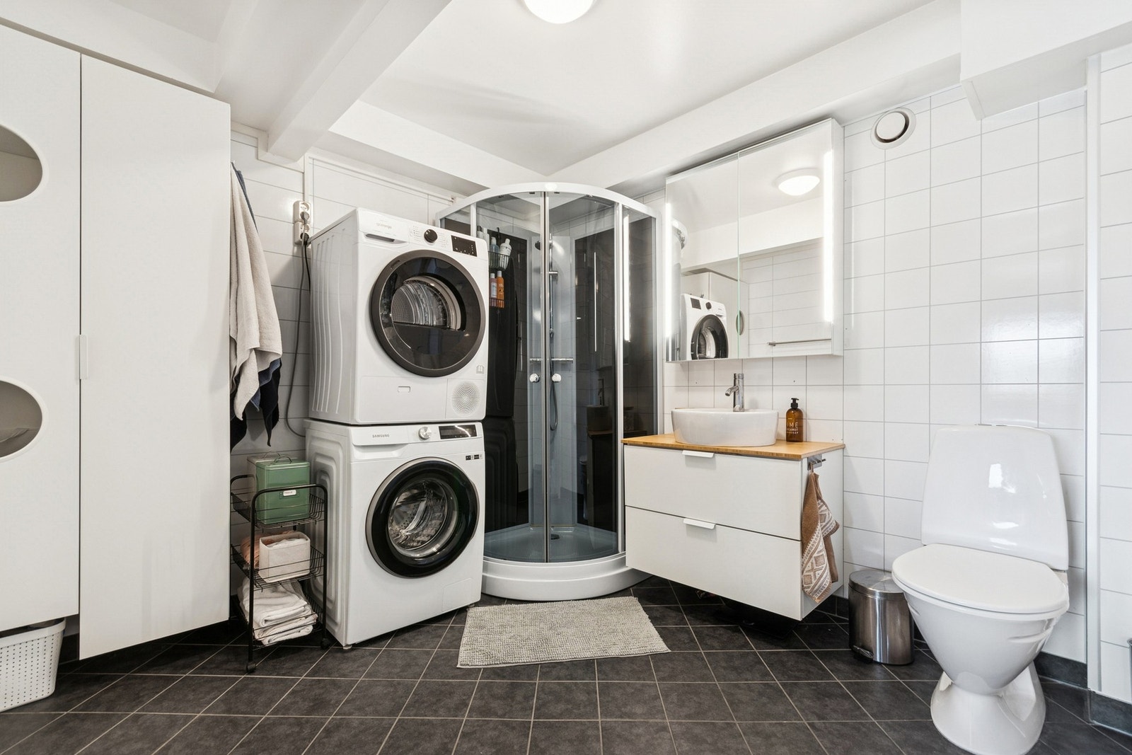 Lyst og romslig bad med flislagt gulv med vannbåren varme og våtromsplater på vegger. Galleribilde