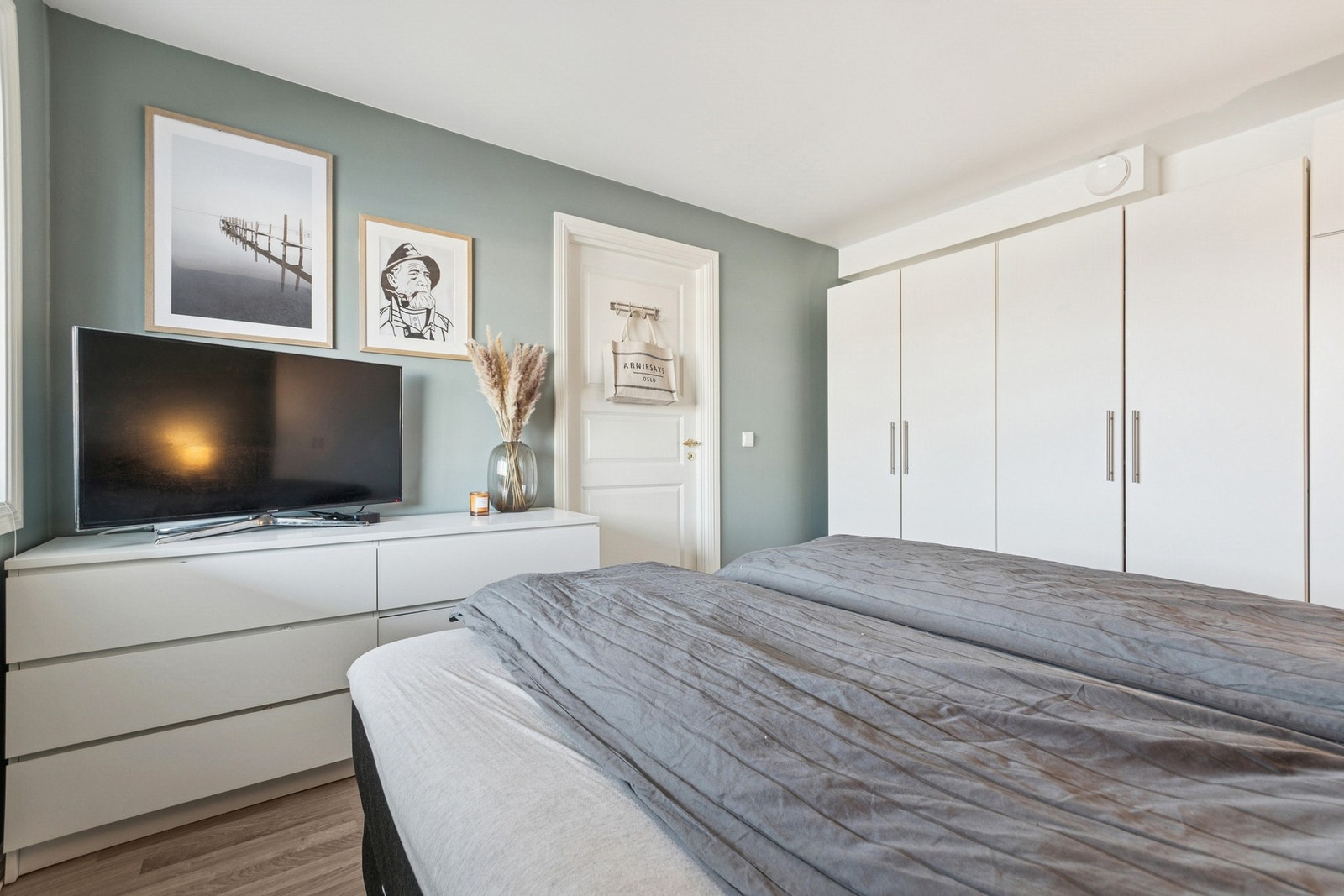 Romslig soverom med god plass til dobbeltseng og garderobeskap Galleribilde