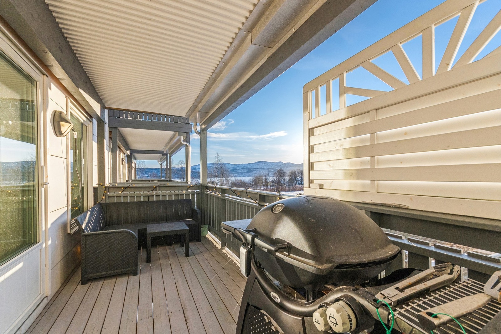 Romslig og solrik, takoverbygd balkong på 13 m². Galleribilde