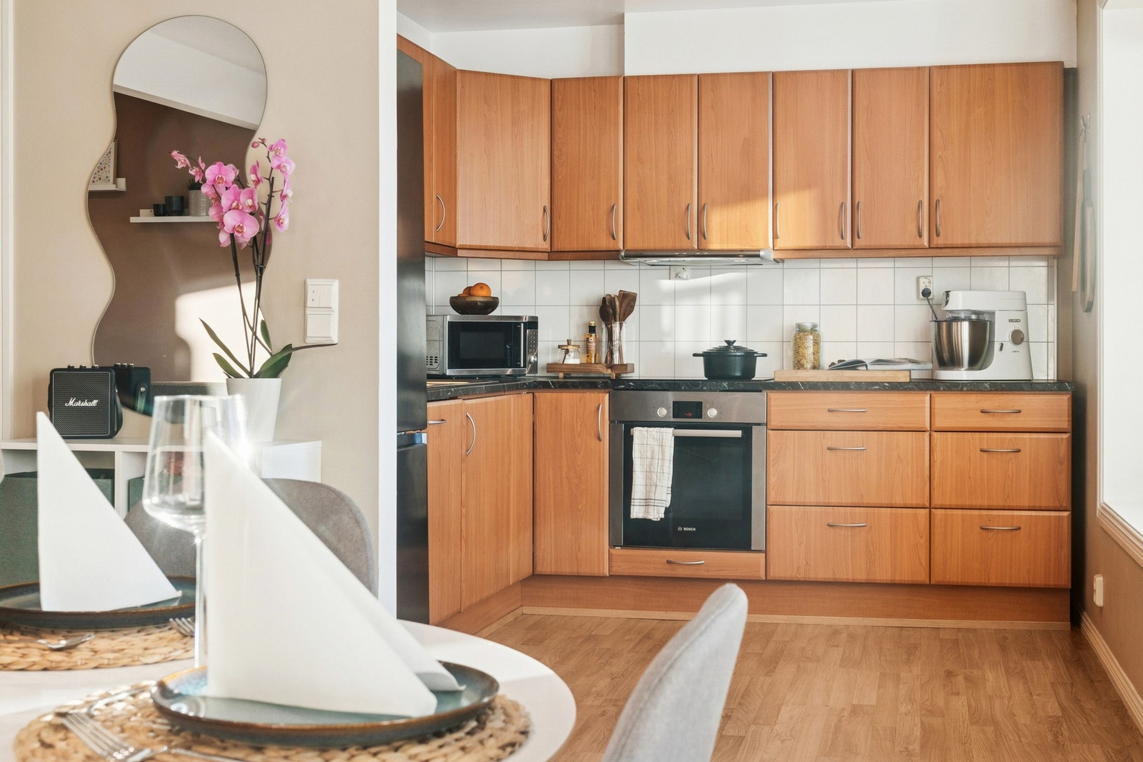 Kjøkken med hvite skrog og folierte fronter. Galleribilde