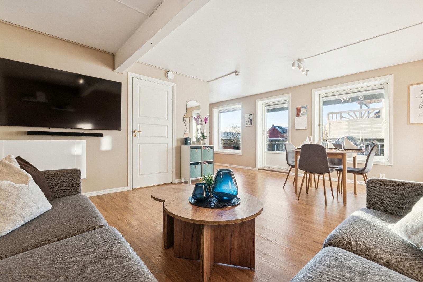 Fra stuen er det utgang til en romslig og solrik balkong på 13 m². Galleribilde