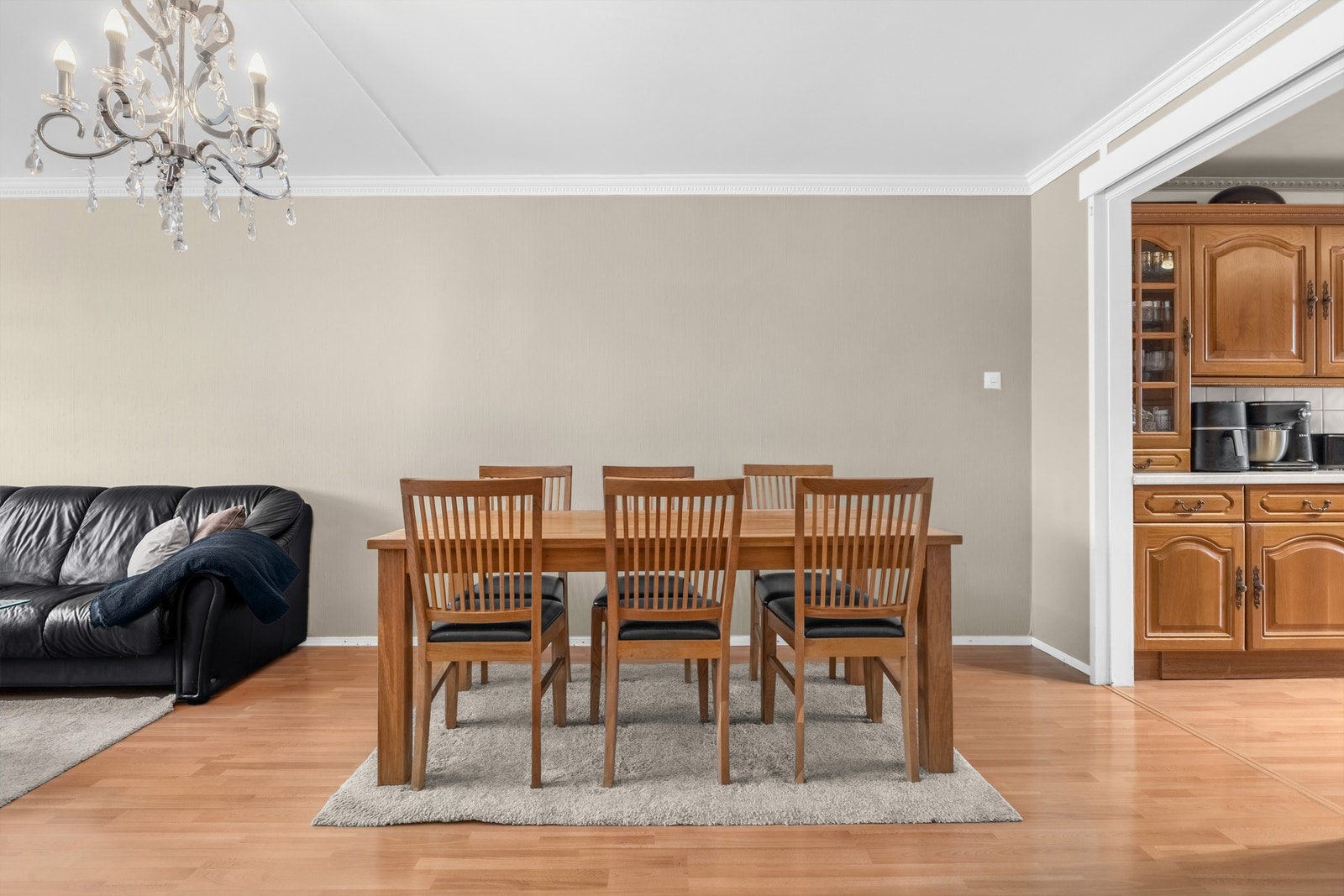 Spisestue med plass til langbord, ideell for både hverdagsmåltider og selskap. Praktisk tilknytning til kjøkkenet gir en funksjonell planløsning. Galleribilde