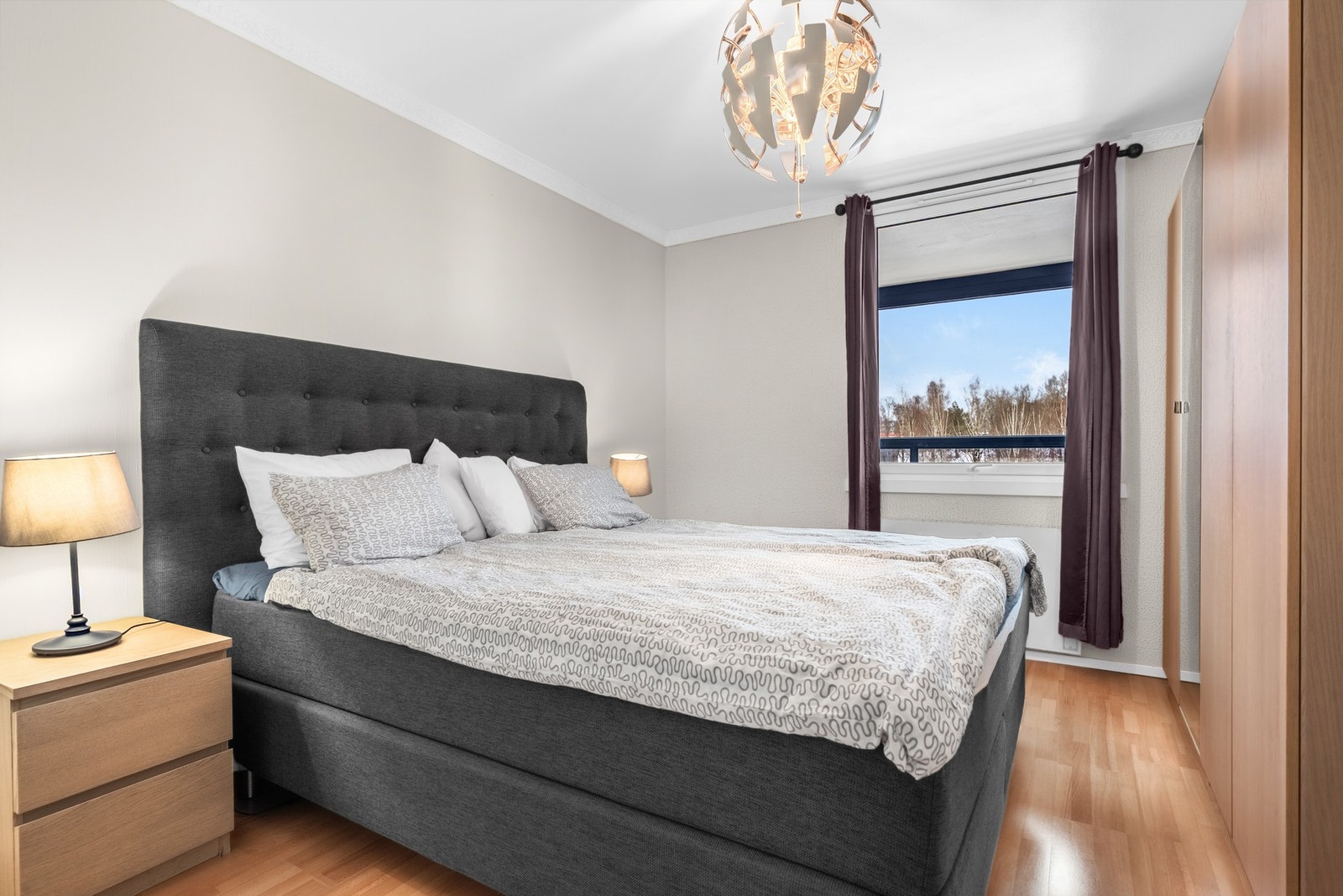 Romslig hovedsoverom med god plass til dobbeltseng og nattbord. Store vinduer gir behagelig lysinnslipp og en rolig atmosfære. Galleribilde