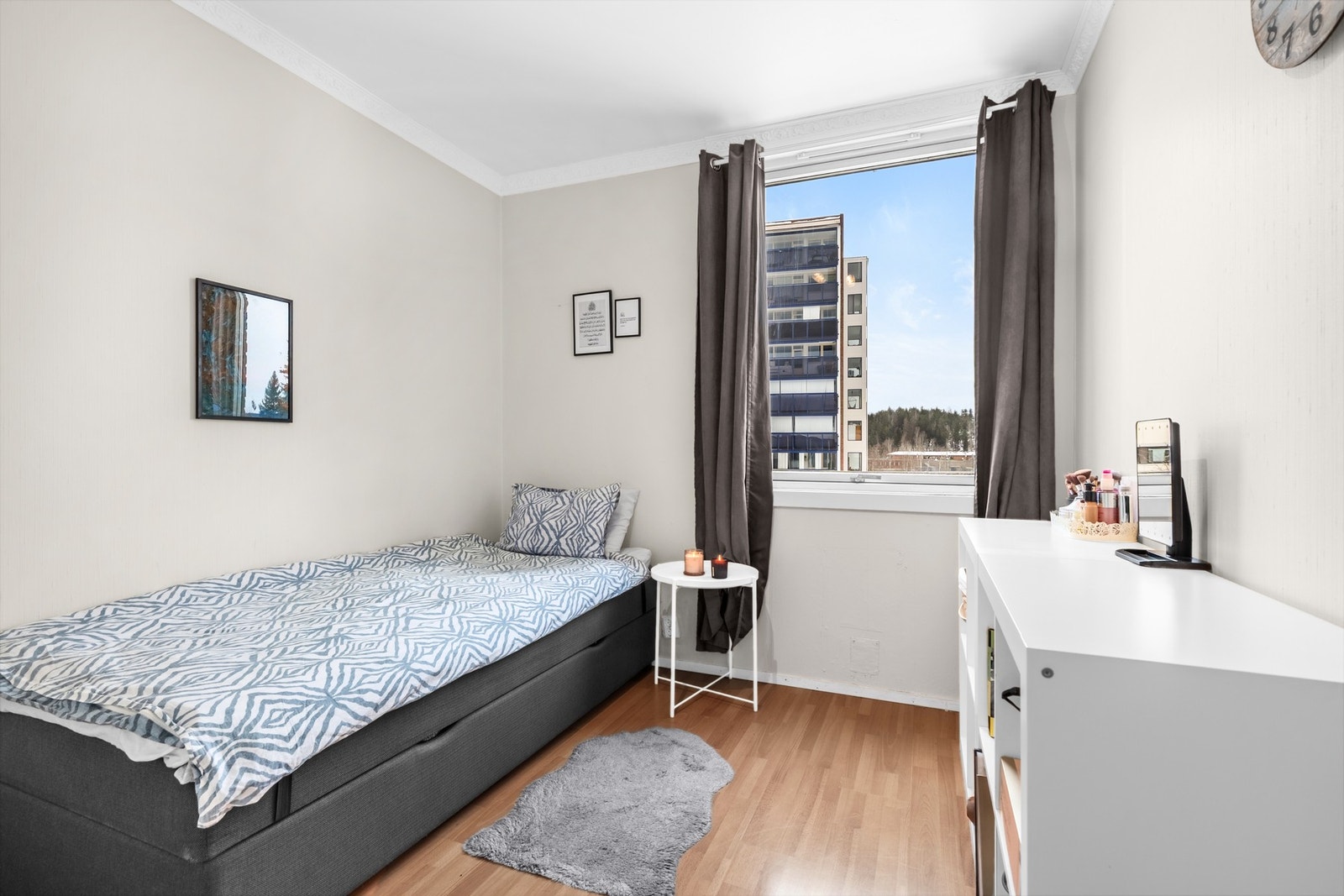 Lyst og innbydende soverom som egner seg godt som barnerom, gjesterom eller hjemmekontor. God plass til seng og oppbevaring. Galleribilde