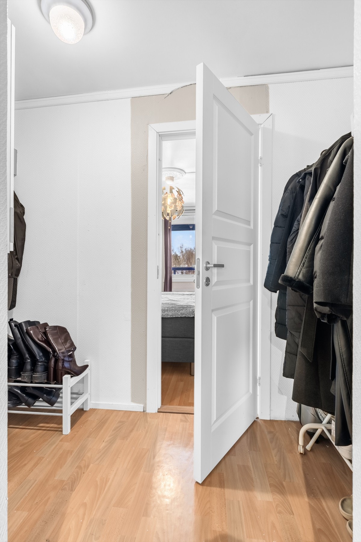 Innbydende entré med garderobeløsning og god takhøyde. Gir et ryddig og lyst førsteinntrykk ved ankomst. Galleribilde