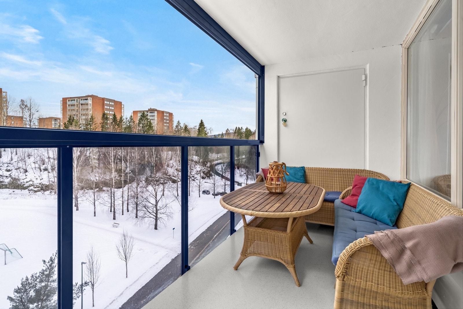 Innglasset balkong med god plass til sittegruppe - et hyggelig uterom som kan benyttes store deler av året. Galleribilde