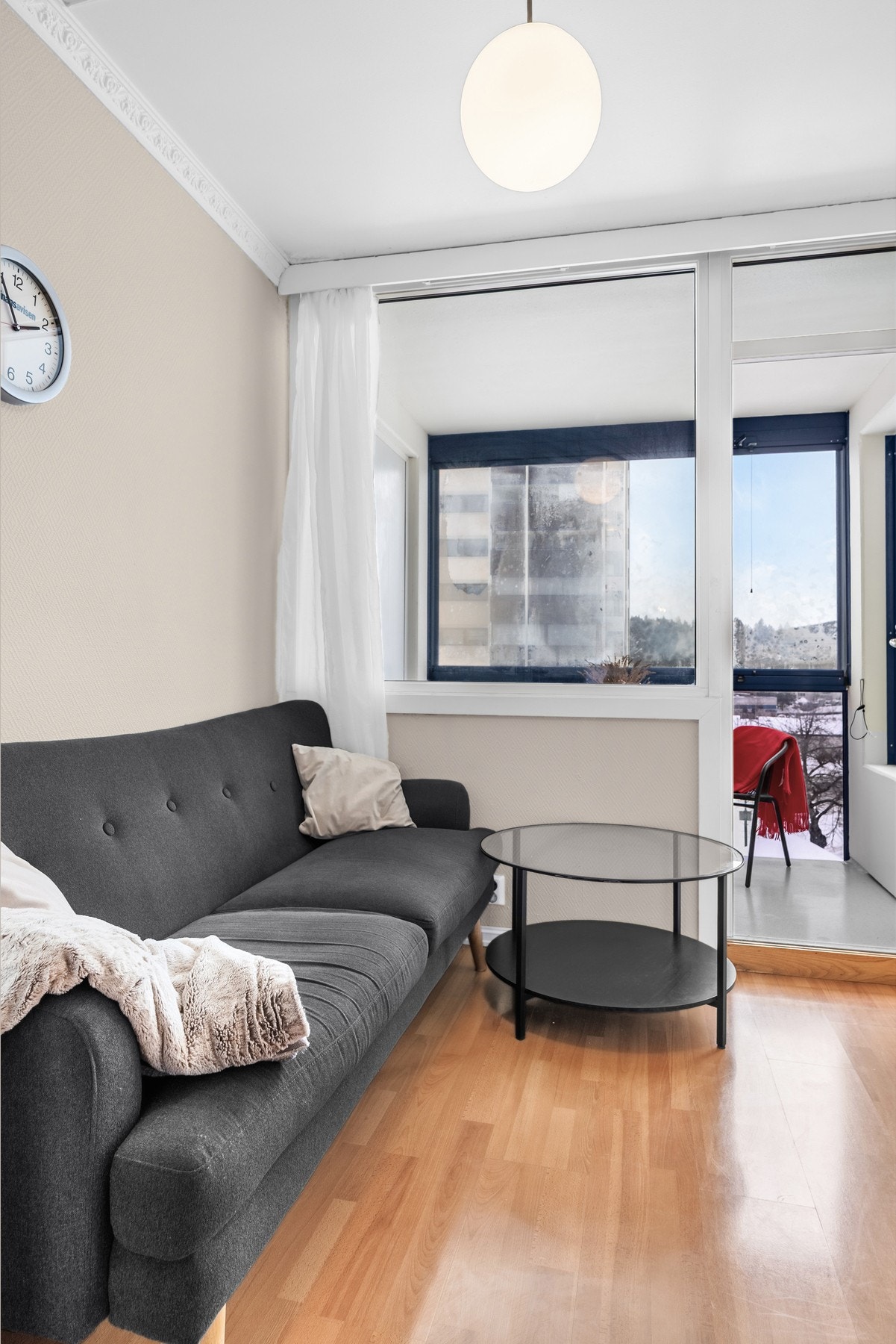 Hyggelig sittekrok med god plass til sofa og bord. Store vinduer gir fint dagslys og en behagelig atmosfære. Galleribilde