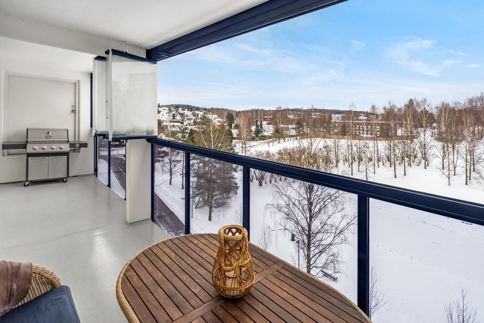 Flott utsikt over nærområdet. Her er det god plass til både møblering og grill, perfekt for både hverdagsbruk og sosiale sammenkomster. Galleribilde