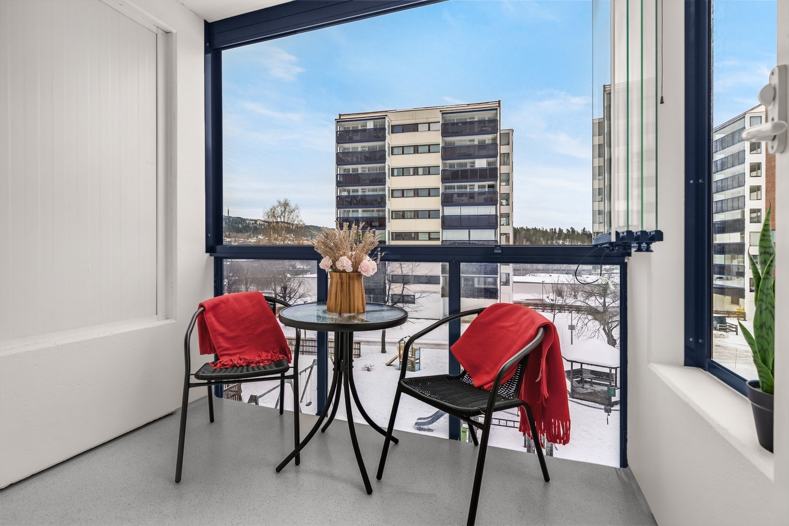 Innglasset balkong med hyggelig sittegruppe og god plass til avslapning. Galleribilde