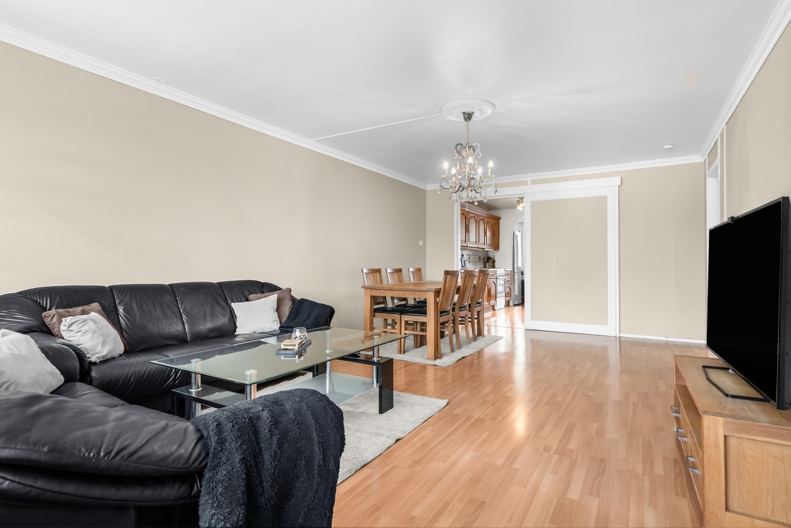 Stue og spisestue i åpen løsning som gir en luftig romfølelse og naturlig flyt mellom sonene. God plass til både sofagruppe og større spisebord. Galleribilde