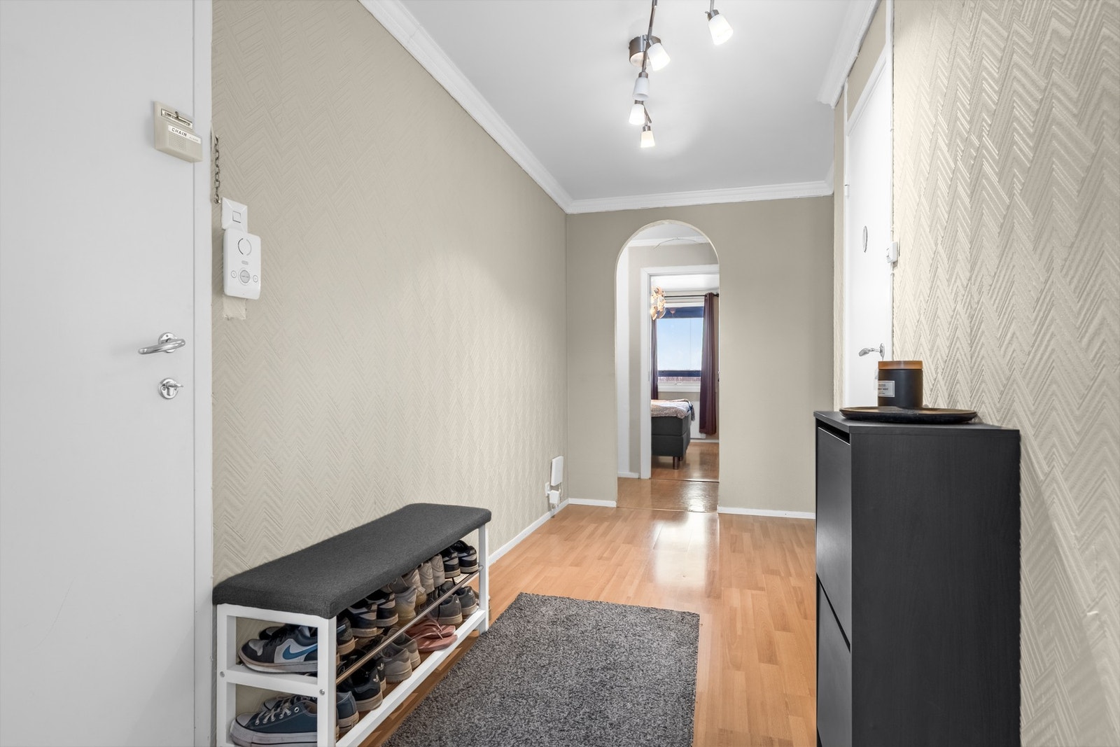 Entré med god plass til oppbevaring av sko og yttertøy. Praktisk planløsning med naturlig adkomst videre inn i boligen. Galleribilde