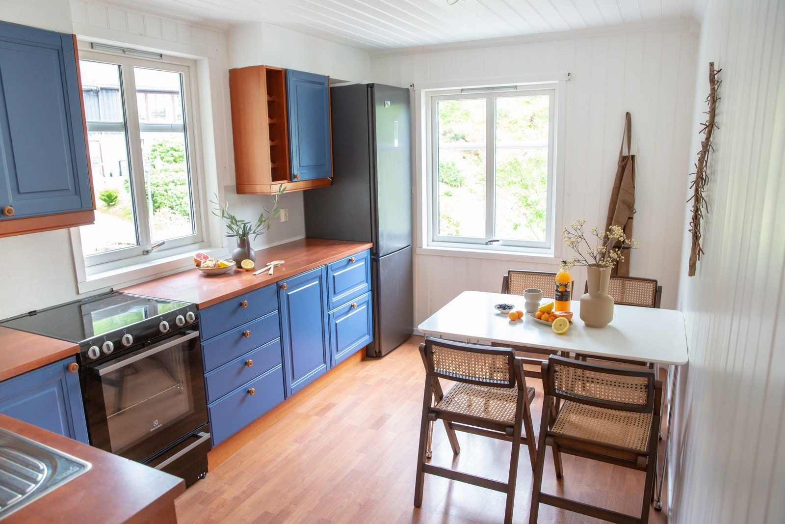 Kjøkkenet ble pusset opp i 2002. Det er praktisk utformet med god skap- og benkeplass Galleribilde