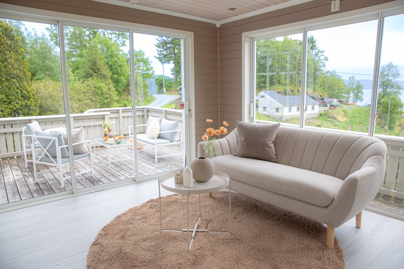 Fra stuen er det tilgang til sommerstuen. Her er det store vindusflater i front som strekker seg fra gulvet og nesten helt opp til taket slik at den vakre utsikten kan nytes til det fulle. Galleribilde