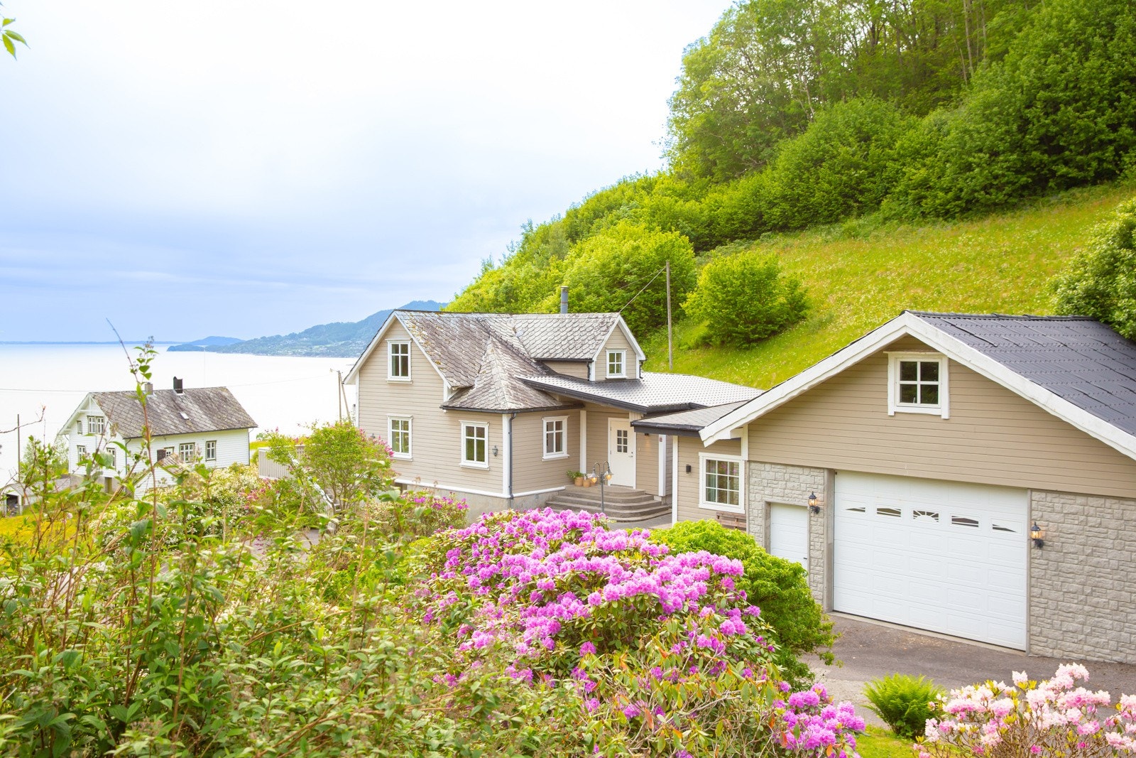 Boligen går over 3 etasjer. Førsteetasje består av entré, stue, sommerstue, kjøkken, soverom og 2 bad. Loftsetasjen består av 3 soverom. I kjelleren er det stort kjellerrom med god oppbevaringsplass. Galleribilde