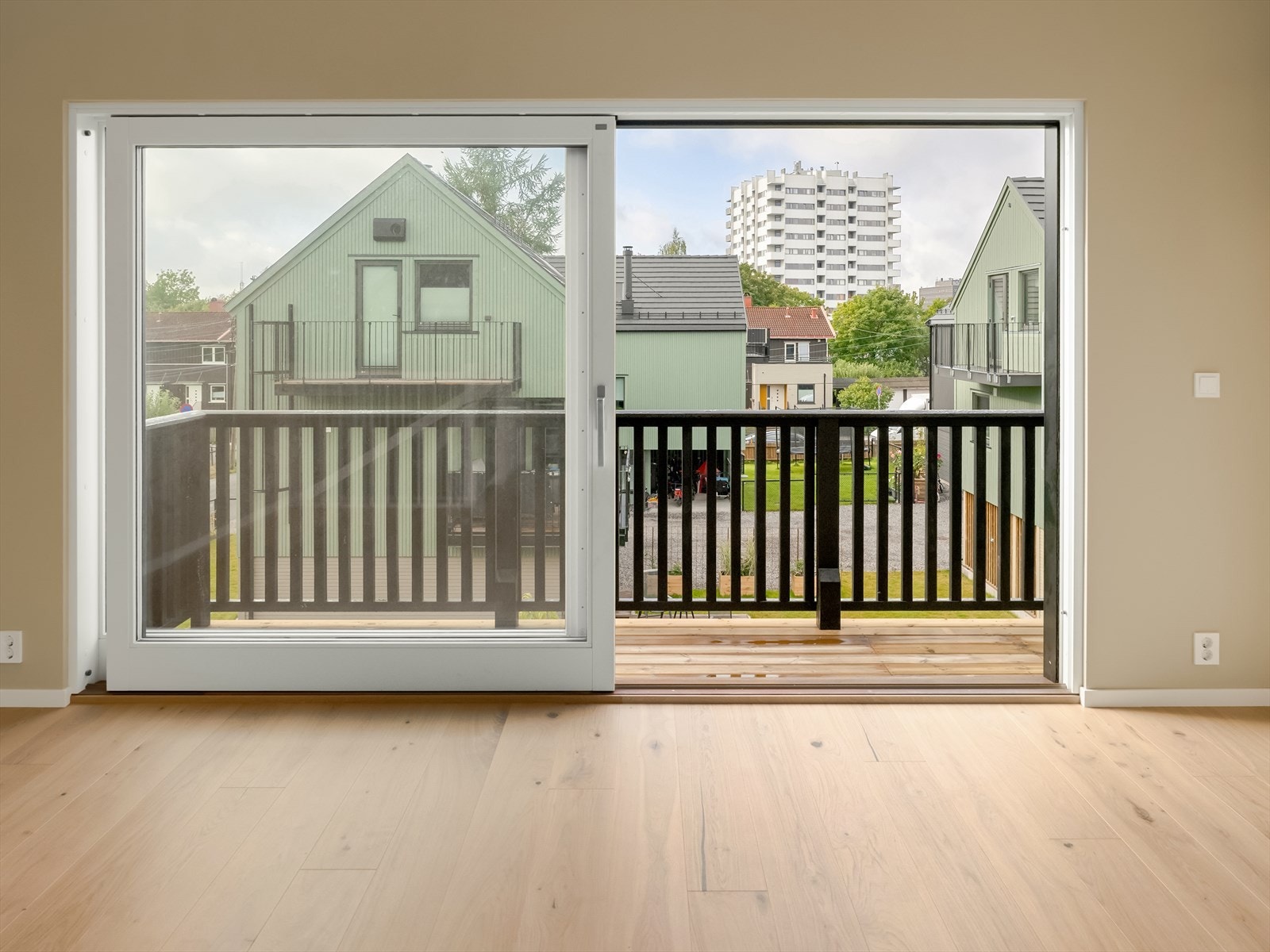 Fra stuen er det direkte utgang til en sydvendt terrasse - perfekt for å nyte lange sommerkvelder, en kopp kaffe i morgensolen eller et glass vin på kvelden. Galleribilde