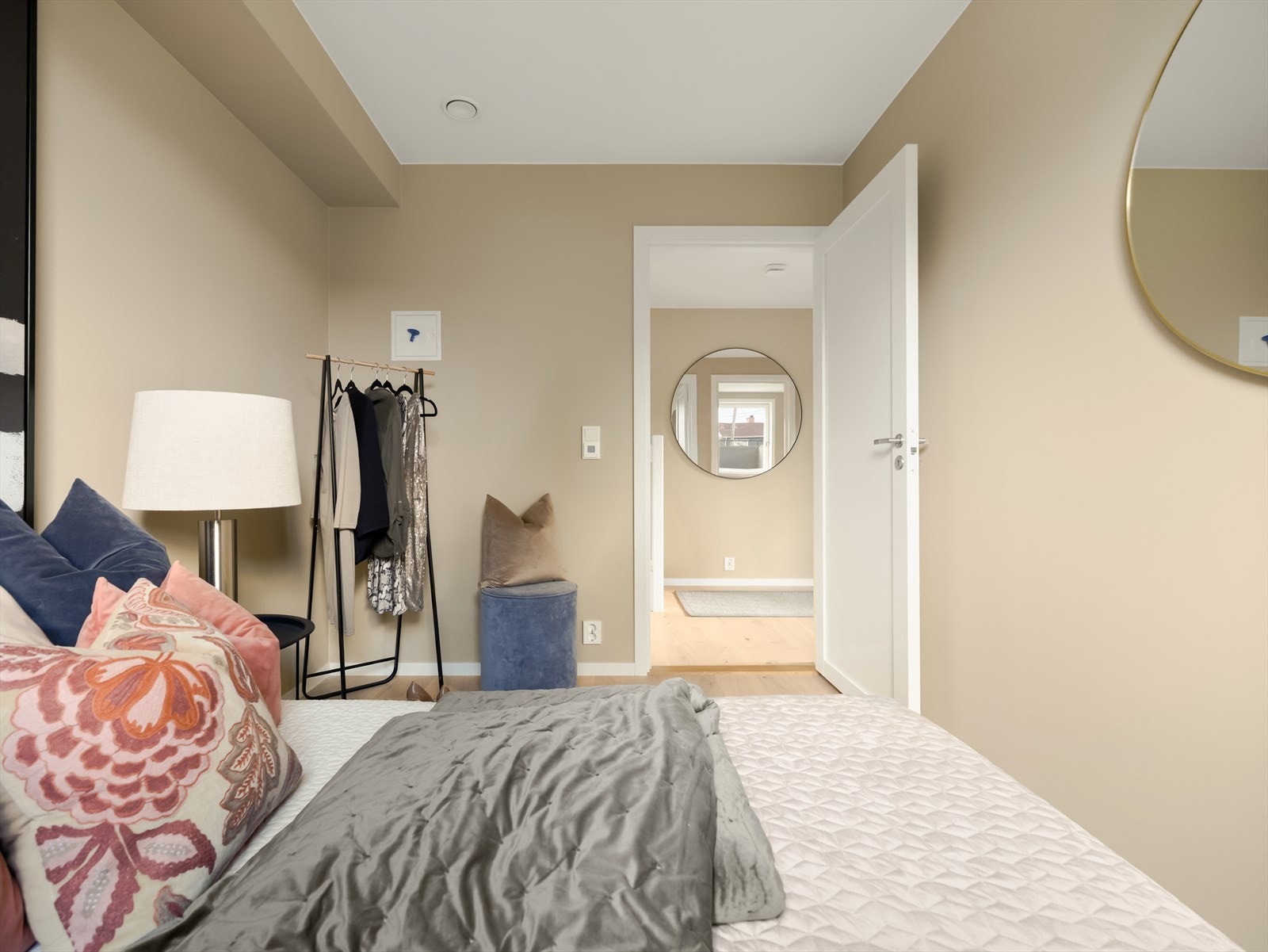 Perfekt som barnerom, ungdomsrom eller for deg som ønsker litt ekstra skjerming og stillhet. Galleribilde