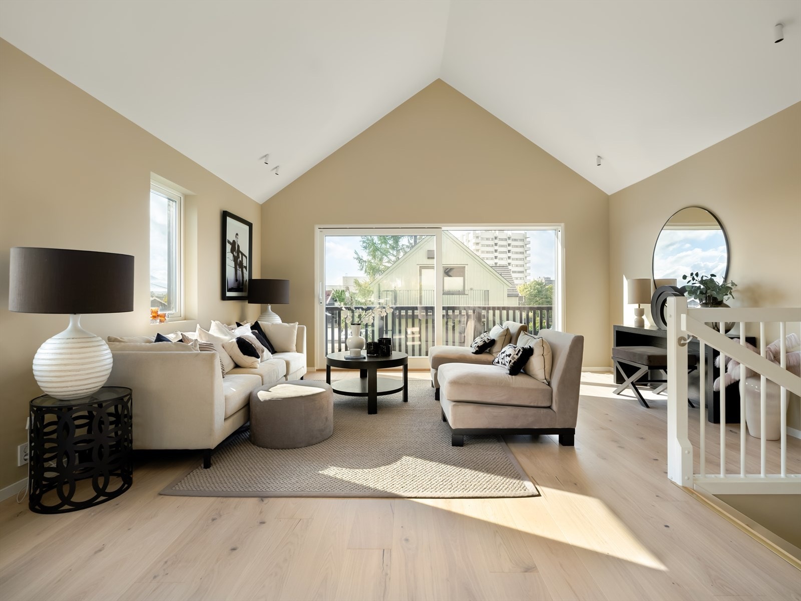 Gulvet er belagt med eksklusiv 1-stavs eikeparkett som gir en tidløs og elegant base, mens veggene er malt i lune, moderne farger som skaper en varm og behagelig stemning. Galleribilde