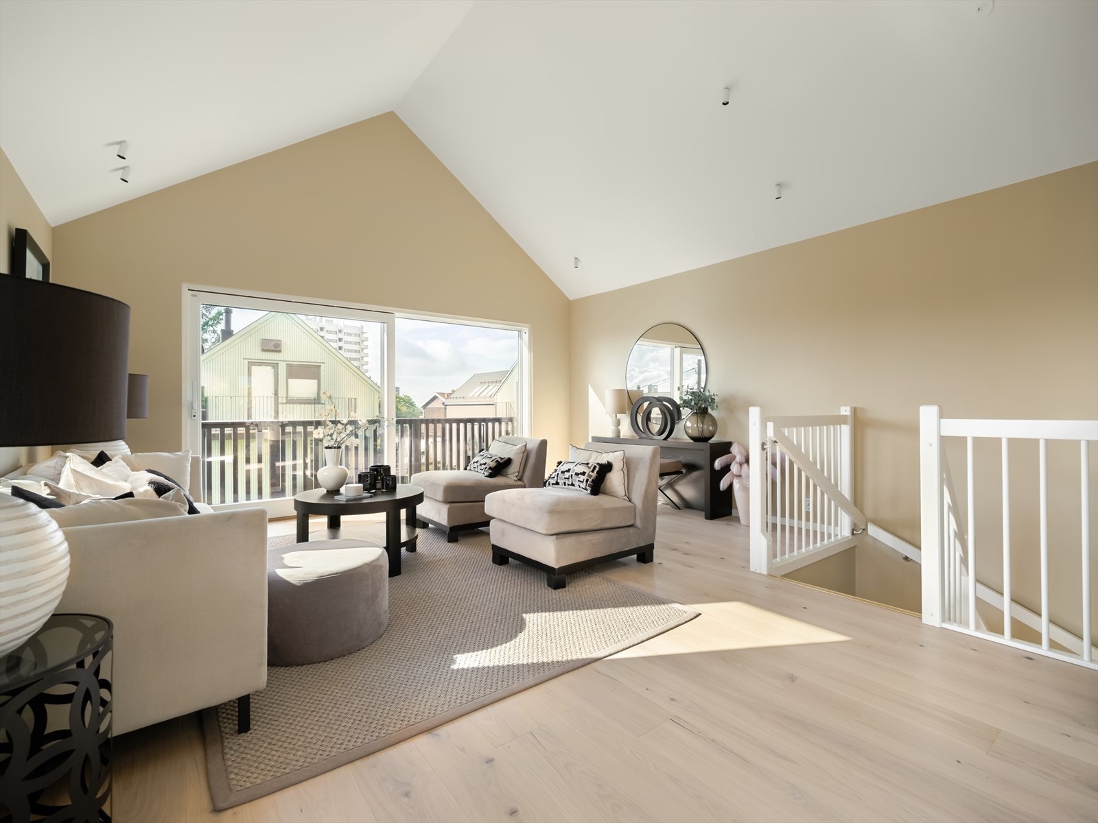 Store vindusflater slipper inn rikelig med dagslys og skaper en lys og luftig romfølelse, mens skråtaket gir rommet en ekstra dimensjon og god takhøyde. Galleribilde