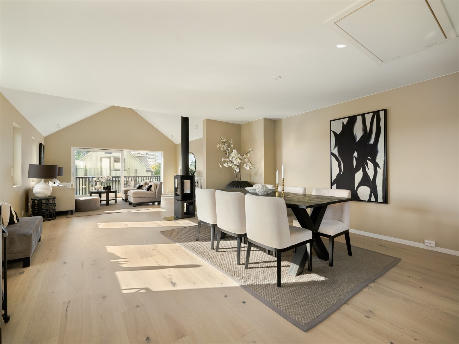 Her er det enkelt å invitere gjester og la samtalene flyte fritt mellom spiseplassen og sofakroken. Galleribilde