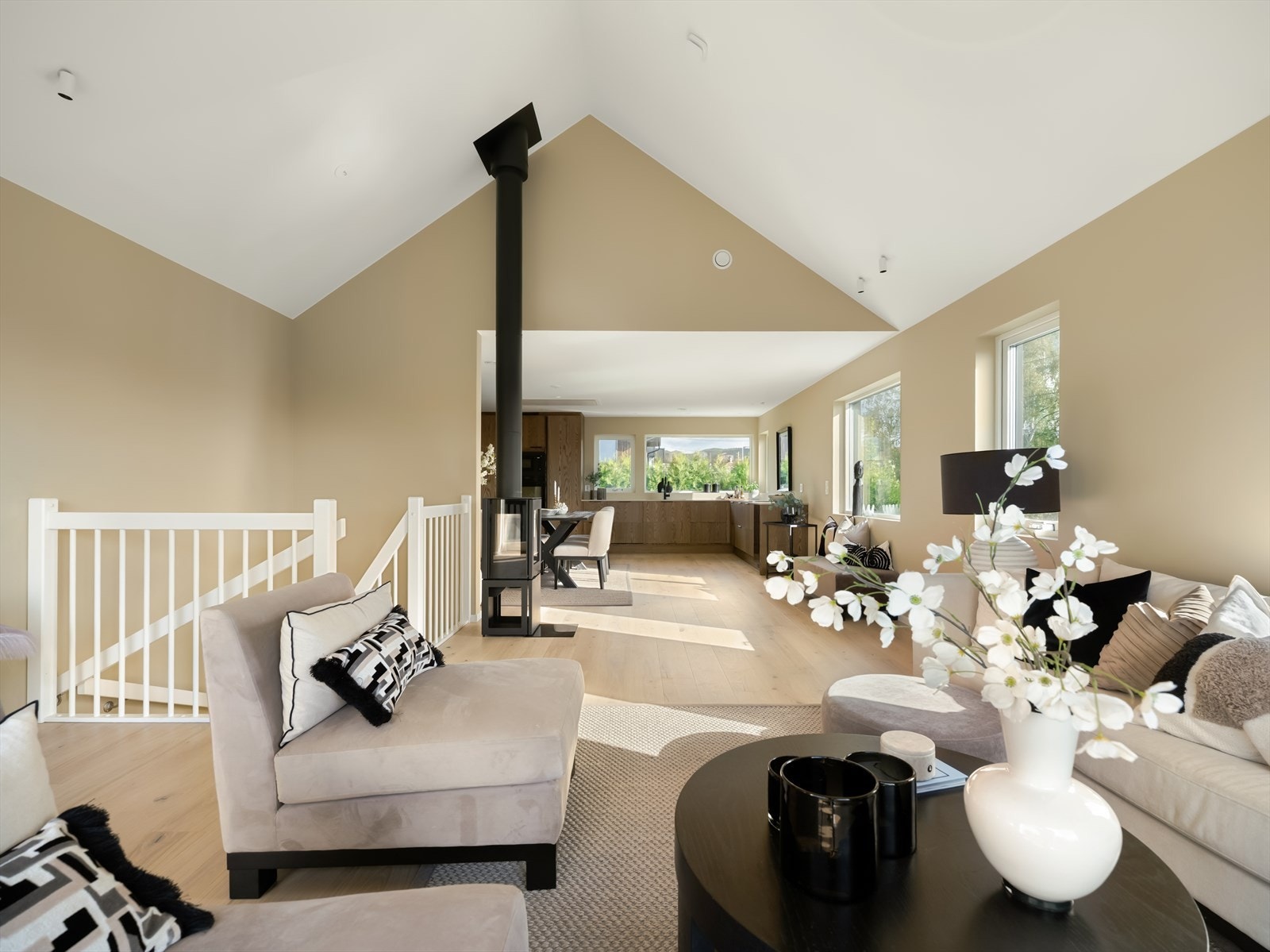 Sosial åpen løsning mot kjøkkenet, som gjør dette til et naturlig samlingspunkt for både hverdag og fest. Galleribilde