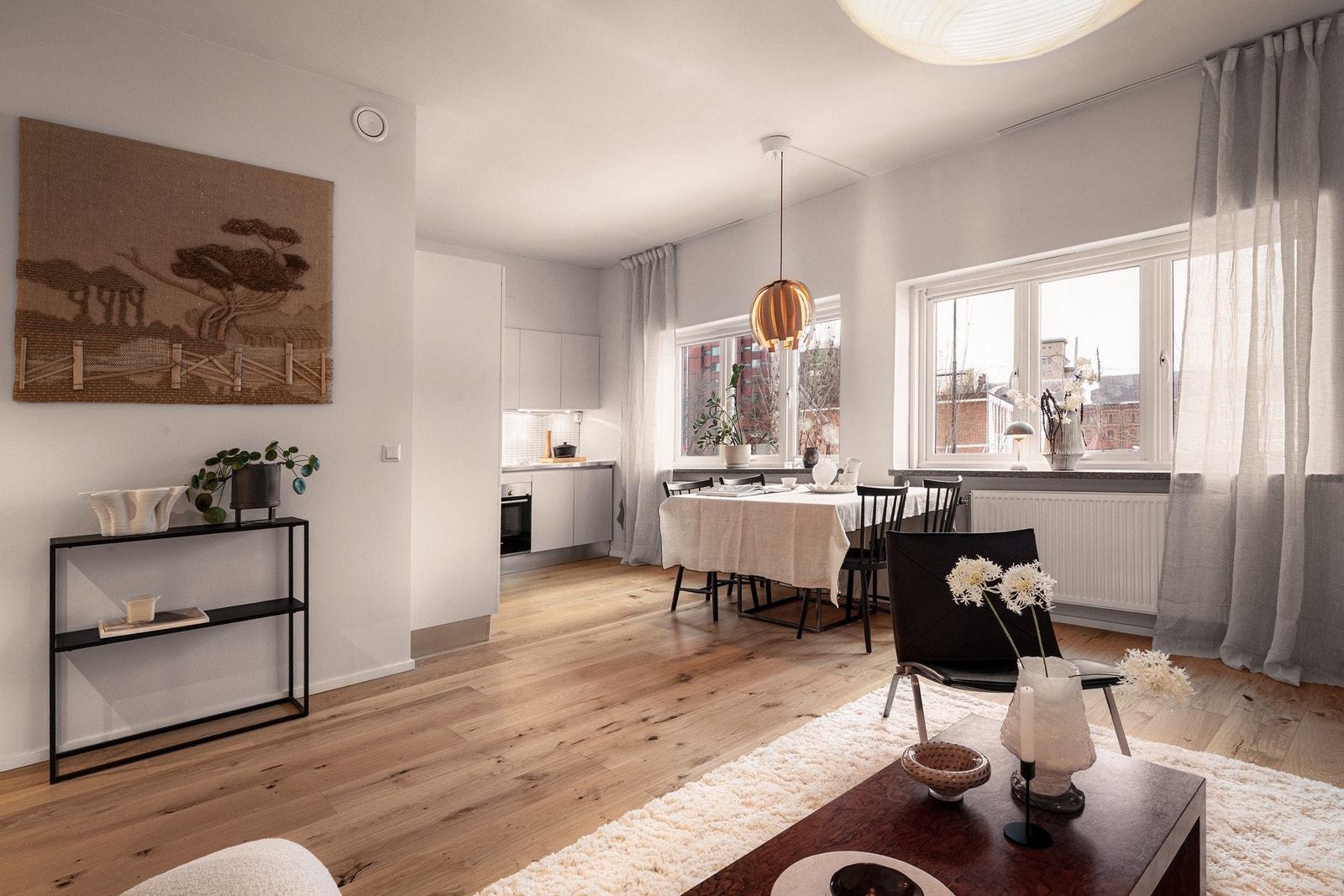 Leiligheten har rikelig med lysinnslipp inn i det sosiale rommet med flere vindusflater på rekke og rad. Galleribilde