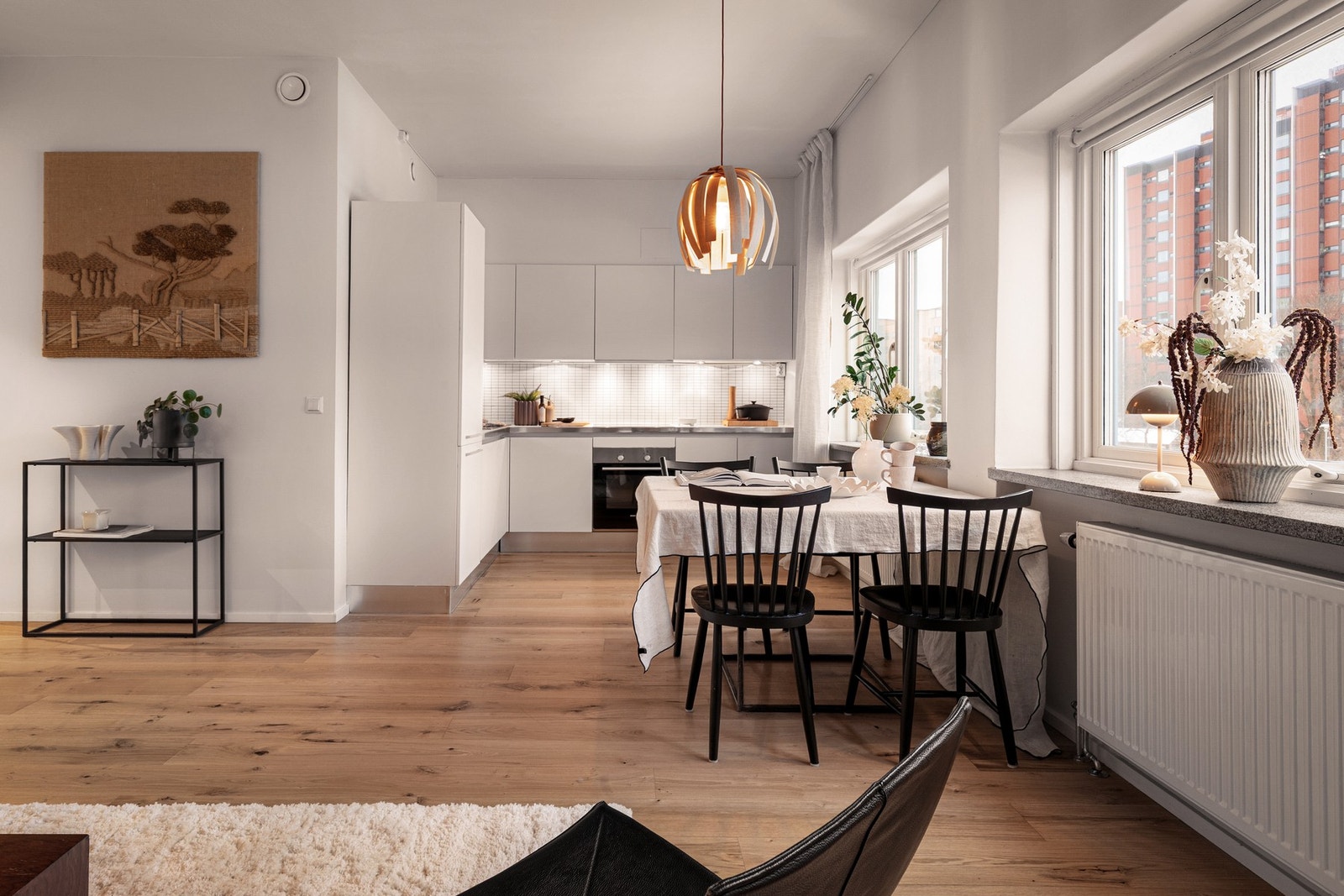 Leiligheten har en god planløsning med en åpen stue-/kjøkkenløsning som utgjør et stort, sosialt rom. Galleribilde
