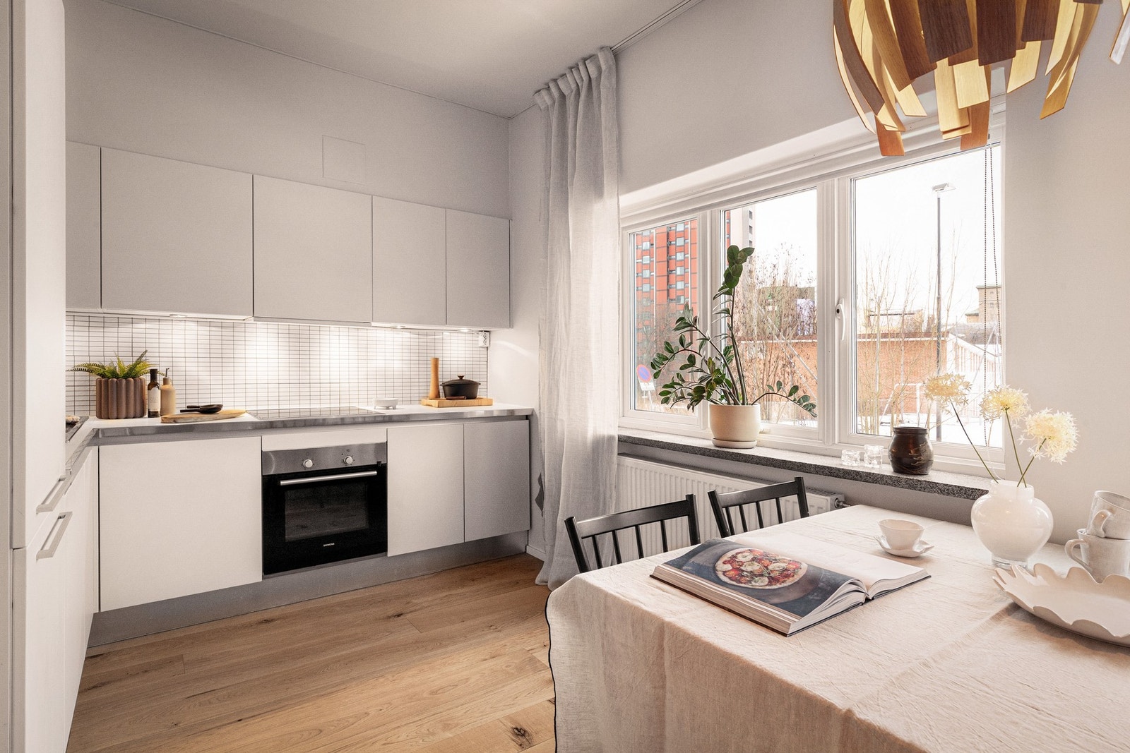 Kjøkkenet har godt med både skap- og benkeplass, og det er integrerte hvitevarer i innredningen. Galleribilde