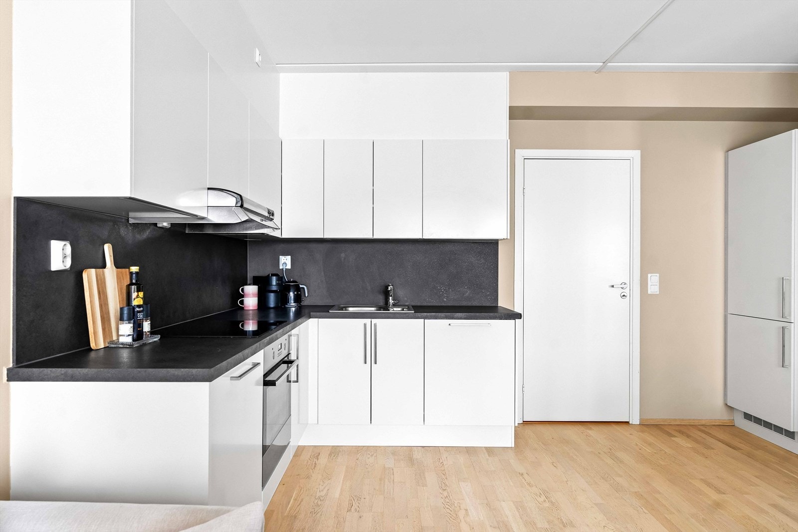 Moderne kjøkkeninnredning fra HTH som kler rommet godt. Galleribilde