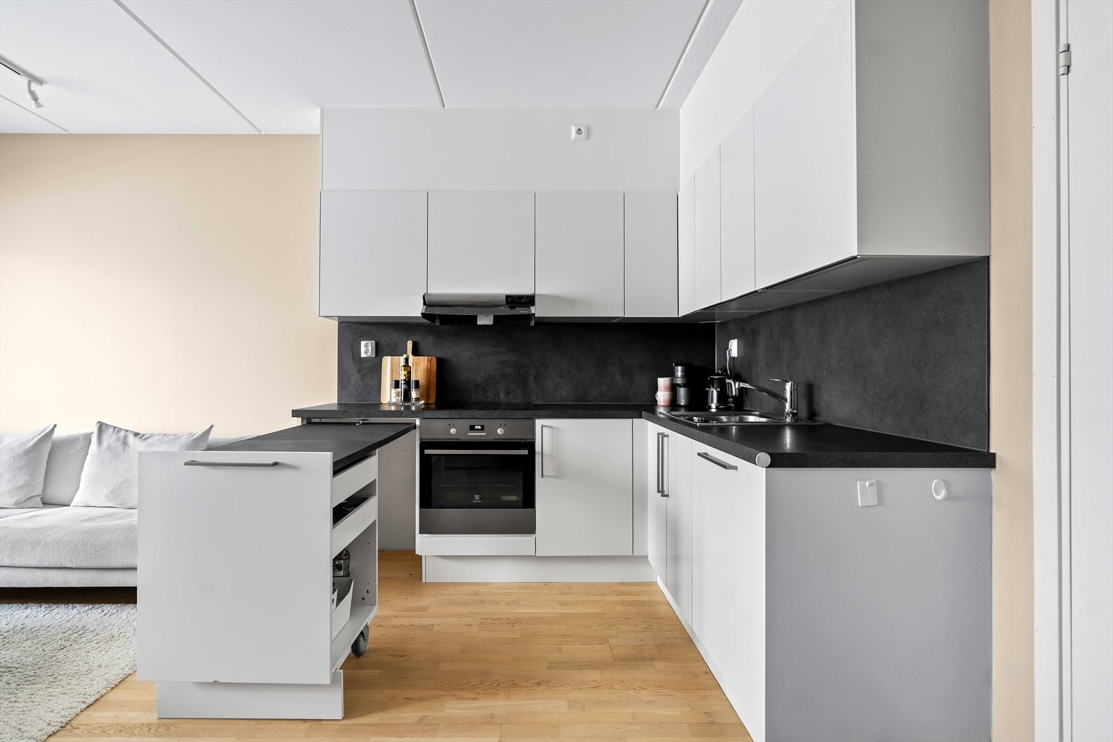 Smart løsning med en uttrekkbar kjøkkendel som gir ekstra benkplass. Galleribilde