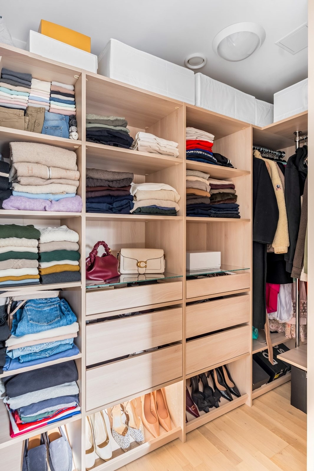 Fra soverommet har du tilgang til en flott walk-in garderobe. Galleribilde