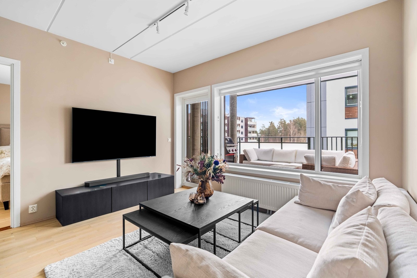 Det er montert plisségardiner på alle vinduer. Galleribilde