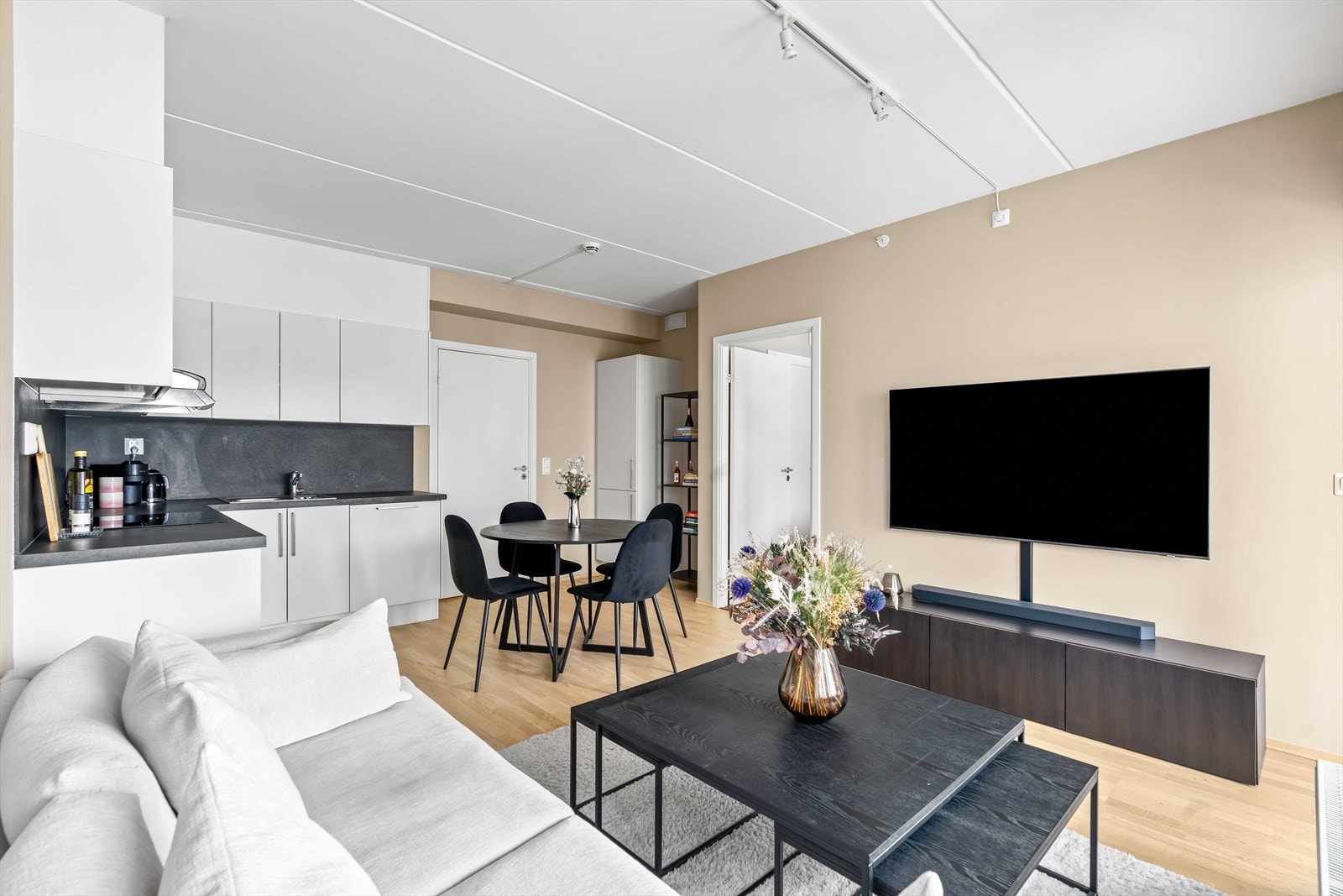 Innbydende og luftig stue med åpen løsning mot kjøkkenet. Galleribilde