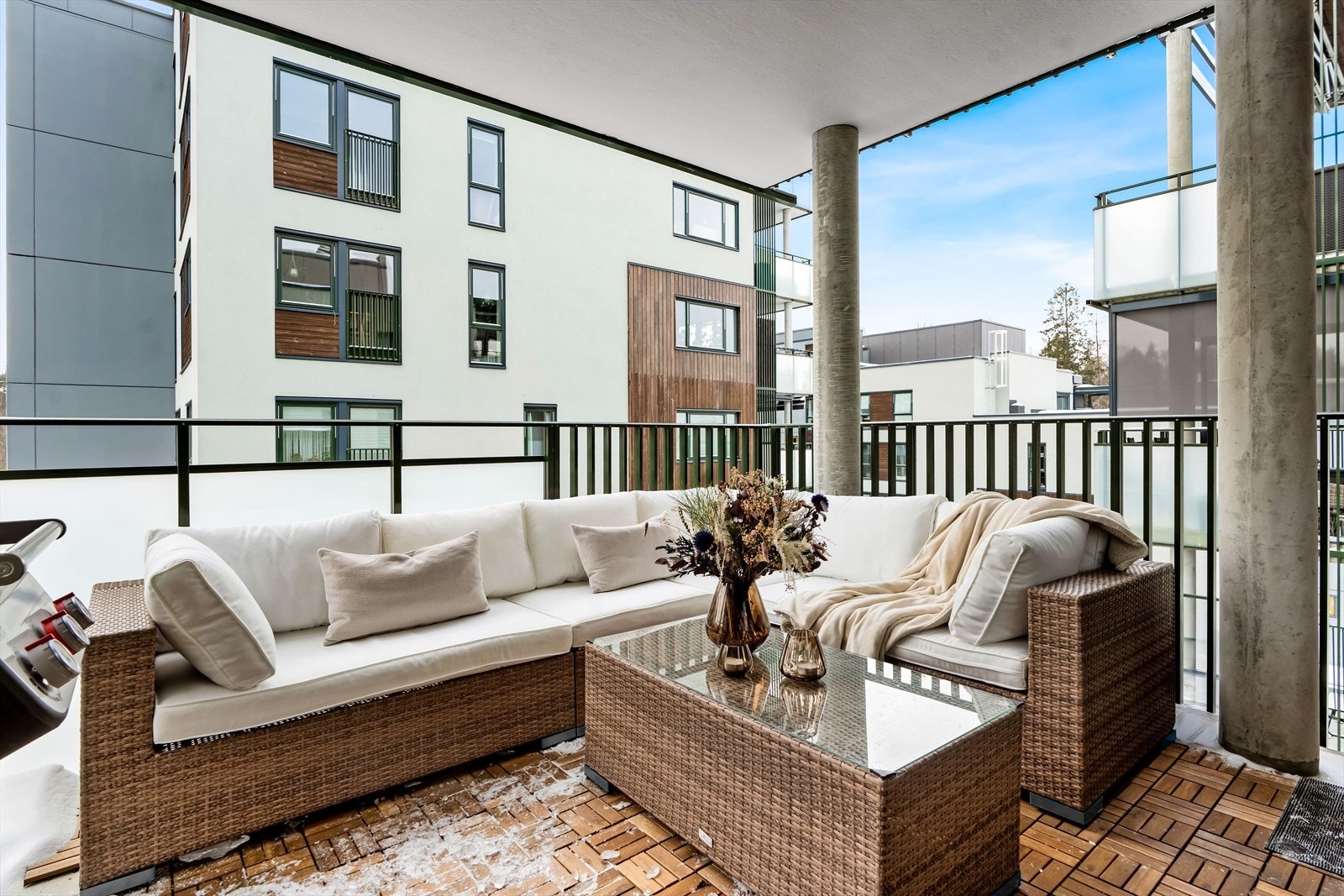 Balkongen er overbygd og det er installert stikk samt utebelysning. Galleribilde